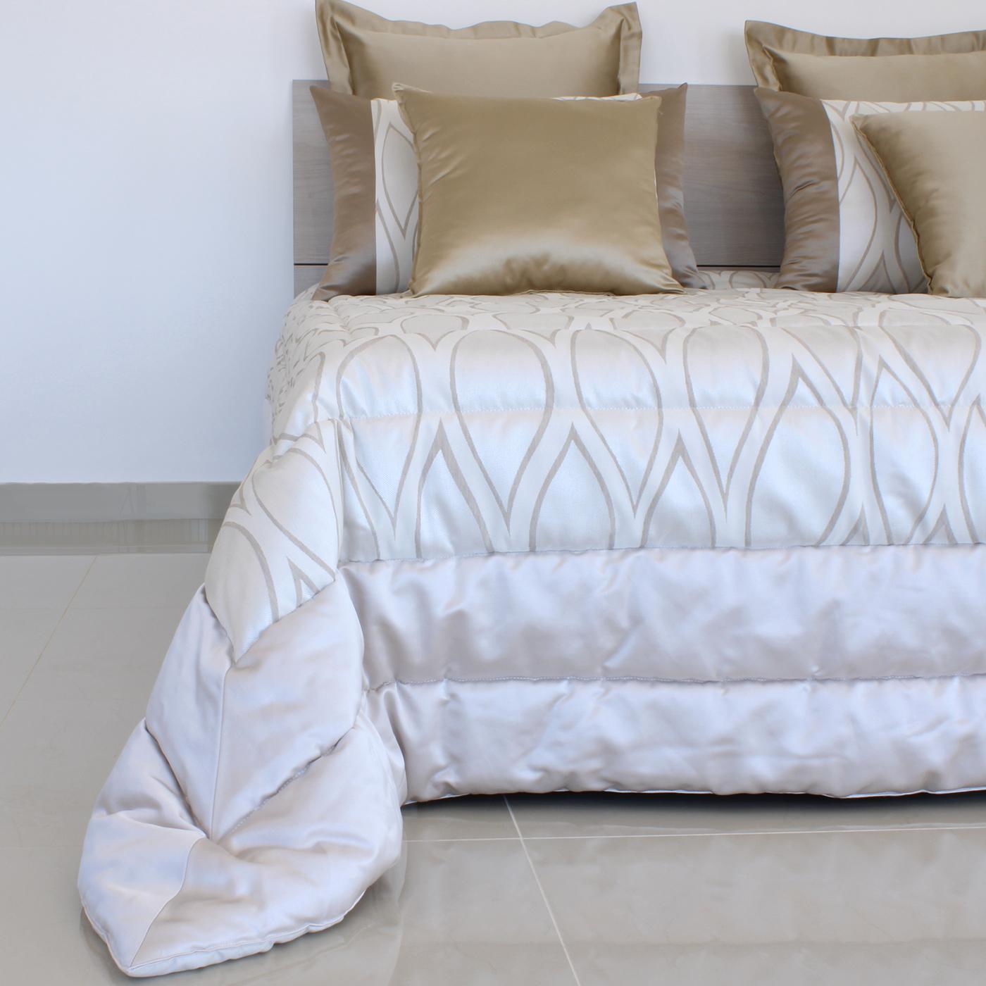 This splendid, King size bedding set will add luxurious comfort to any modern or traditional bedroom. It features an exquisite quilt fashioned of cotton and polyester, and padded with polyester, showcasing a mesmerizing waved pattern on a pearl