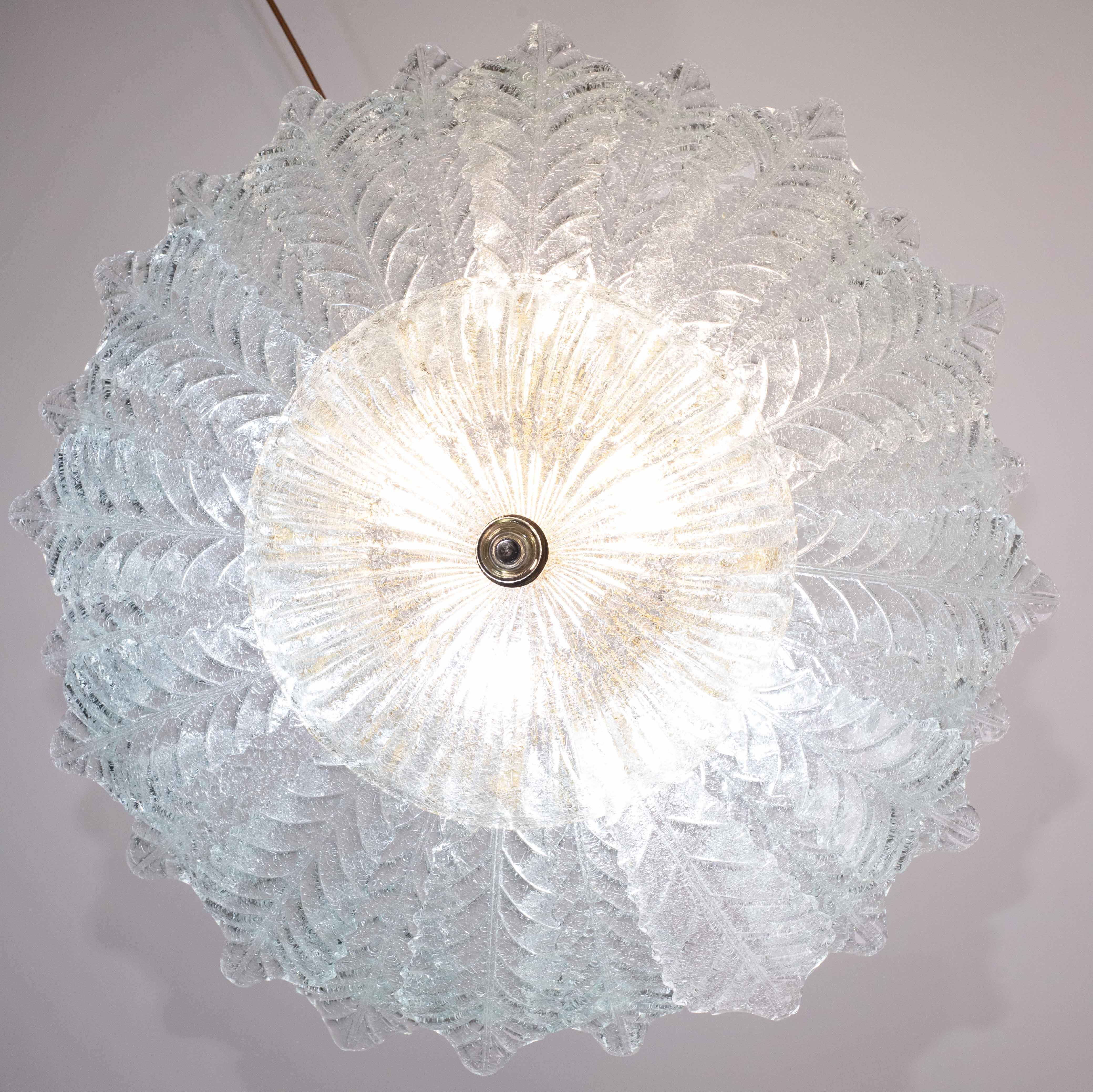 Splendide plafonnier en verre de Murano de grande taille en perle de verre colorée avec verre transparent transparent.

Période : vers 1970.

La lampe se monte sur 9 douilles européennes standard e14, avec possibilité de changer pour les normes