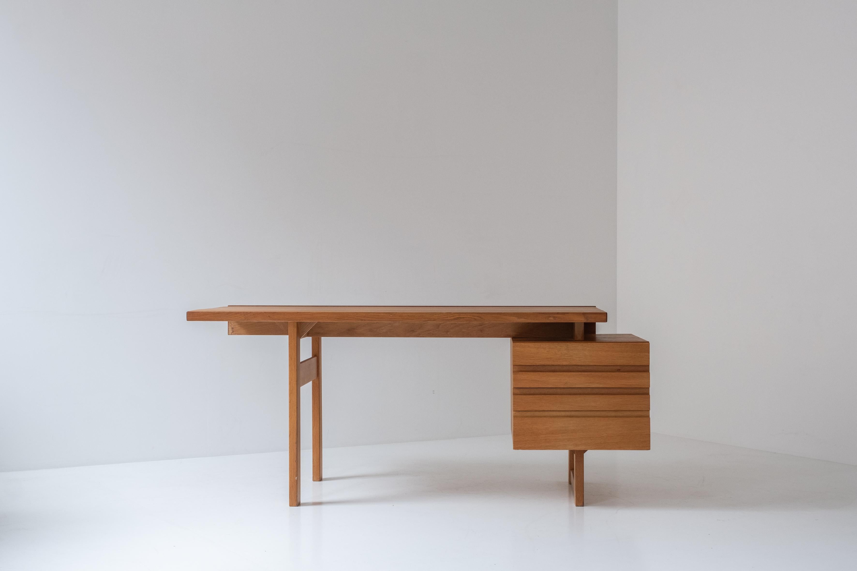 ‘Paletti’ desk by Olavi Hanninen for Mikko Nupponen, Finland 1960’s. This asymmetrical free standing desk is made out of oak and features a series of four drawers. Some age related marks, but overall in a good condition.