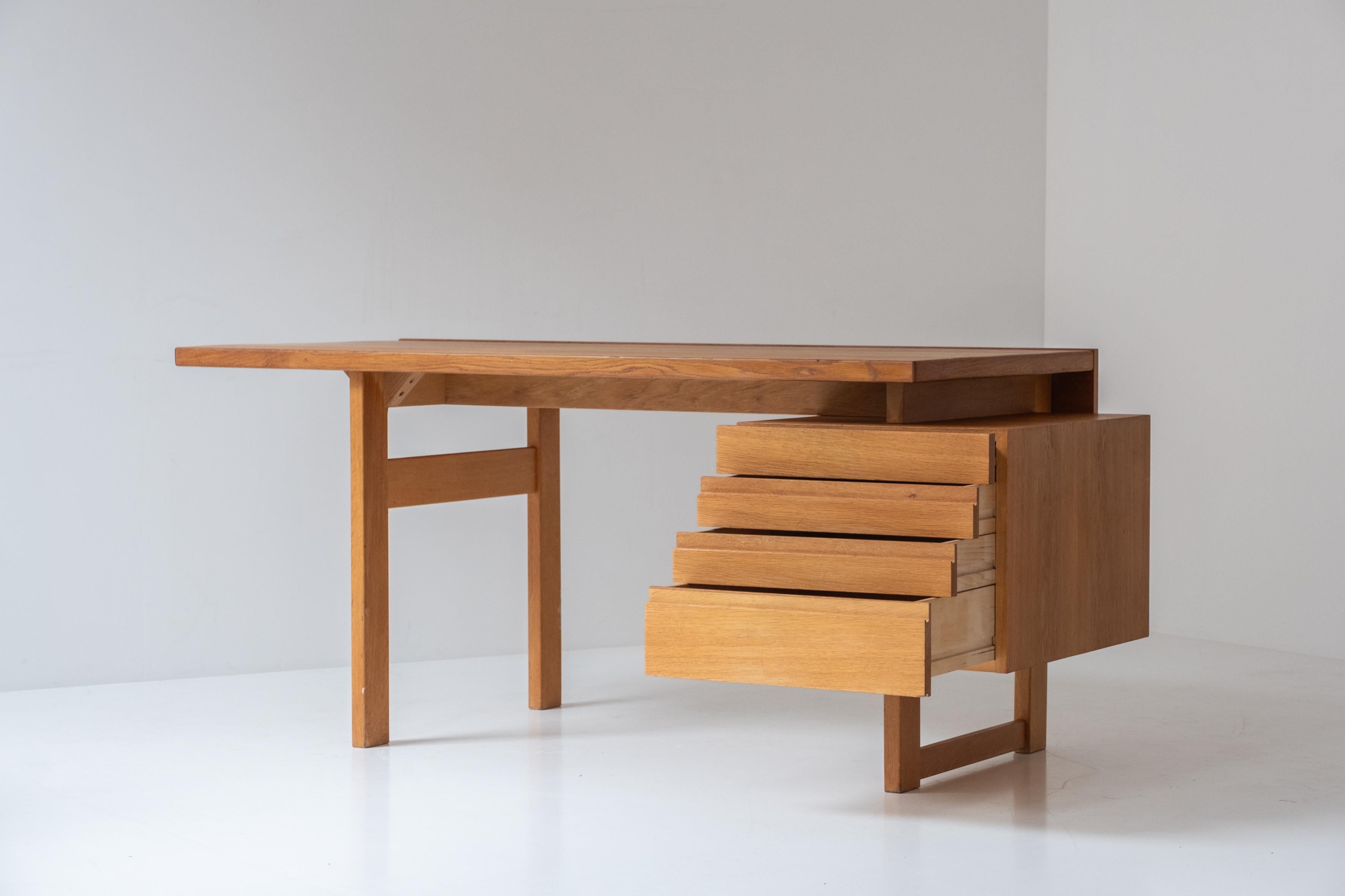‘Paletti’ desk by Olavi Hanninen for Mikko Nupponen, Finland 1960’s.  In Good Condition In Antwerp, BE