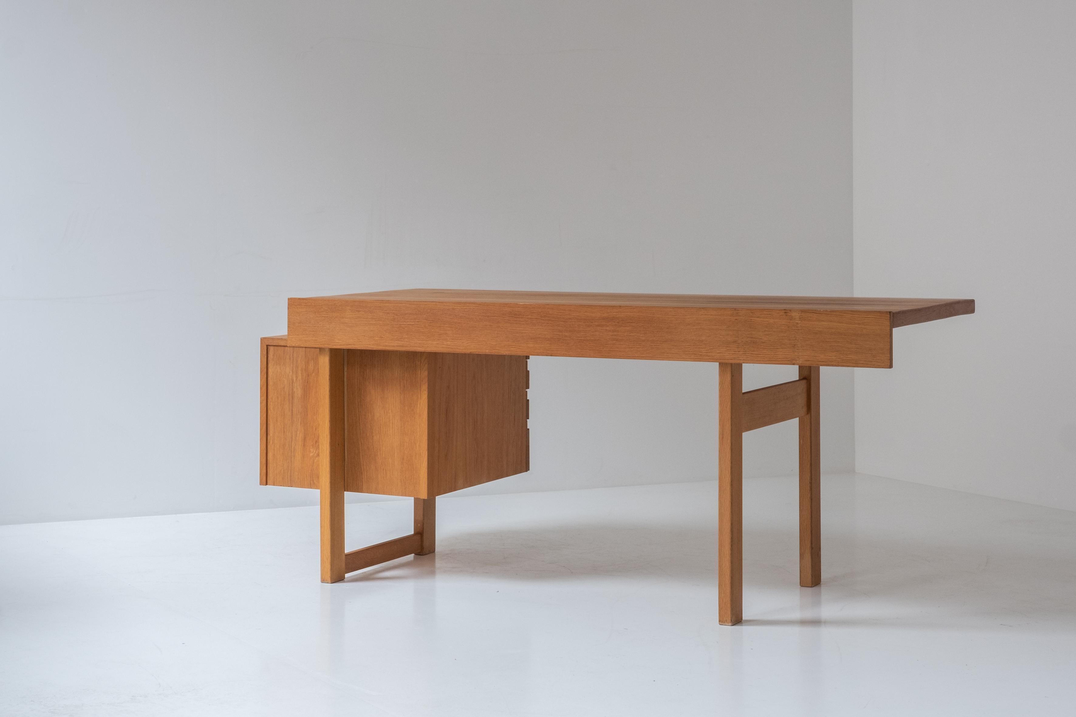 Mid-20th Century ‘Paletti’ desk by Olavi Hanninen for Mikko Nupponen, Finland 1960’s. 