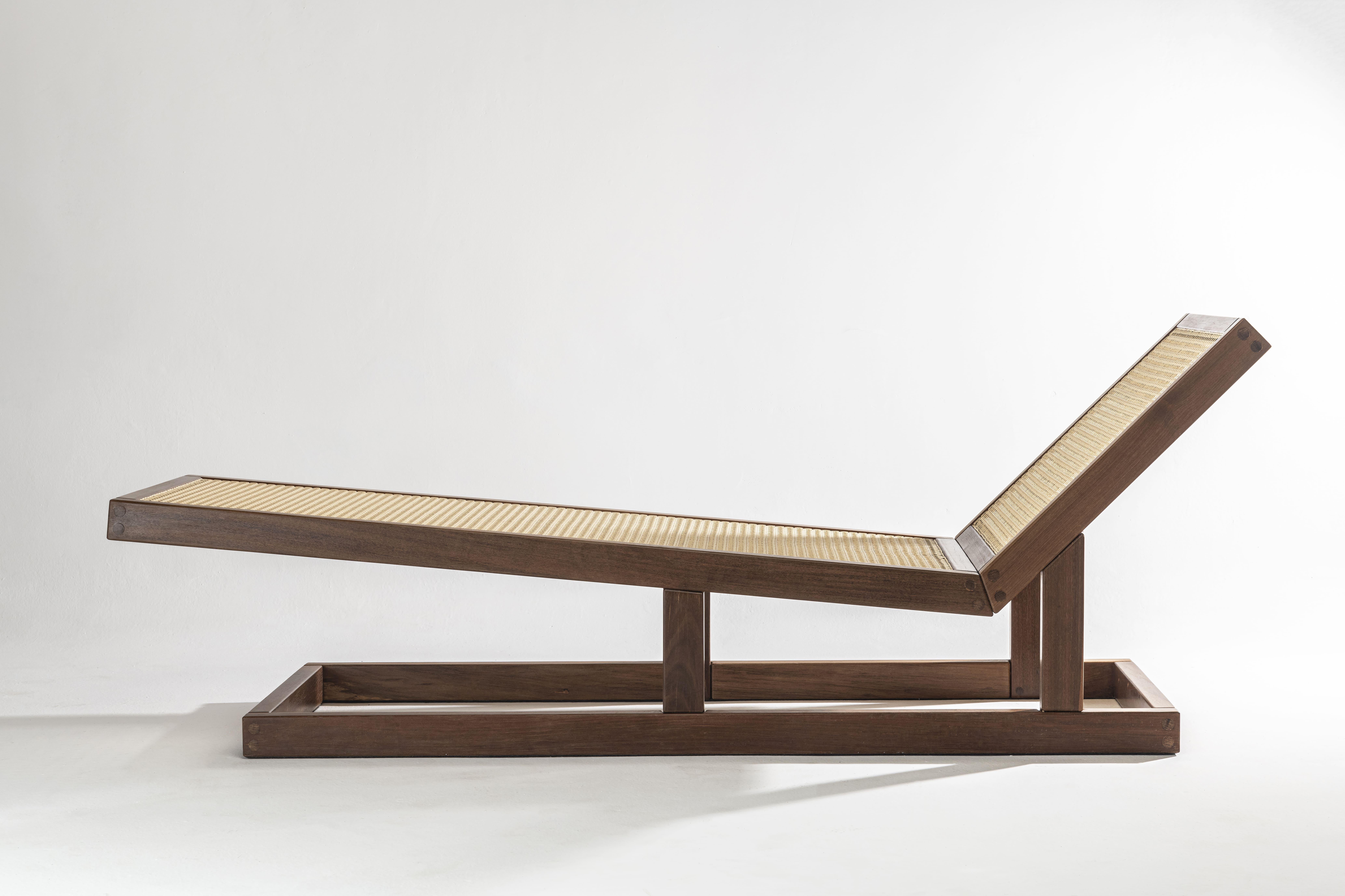 La chaise longue Palhinha présente un design sophistiqué et intemporel, fabriqué de manière experte à partir de bois et de canne tressée de haute qualité. Les matériaux naturels confèrent à cette pièce un charme organique, mêlant harmonieusement