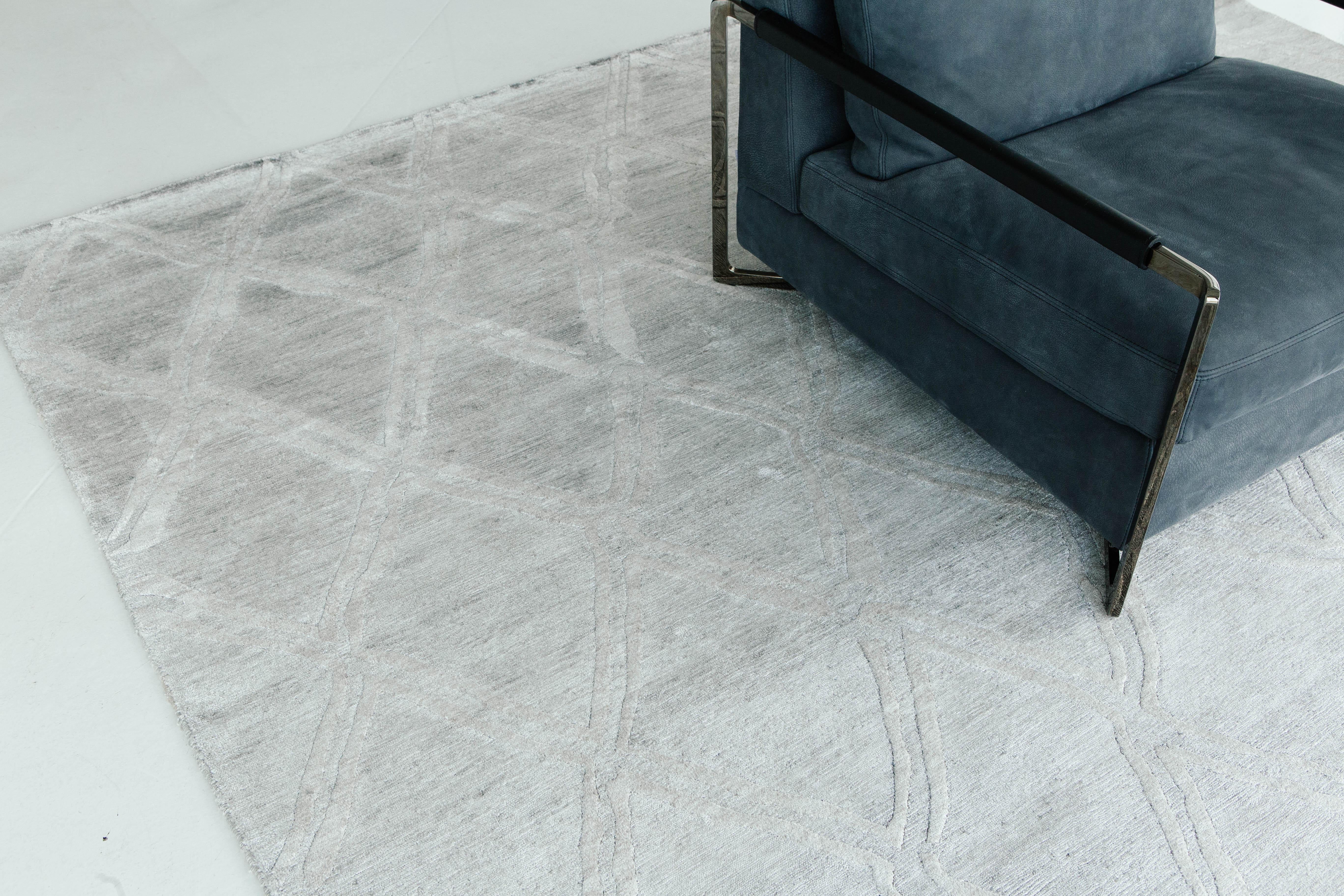 'Palisade' is the perfect bamboo silk rug in a taupe-gray. The rug's sheen and embossed line work create a diamond lattice pattern that gives the rug an effortlessly chic and luxurious look. Palisade's lustrous silks bring movement to the rug