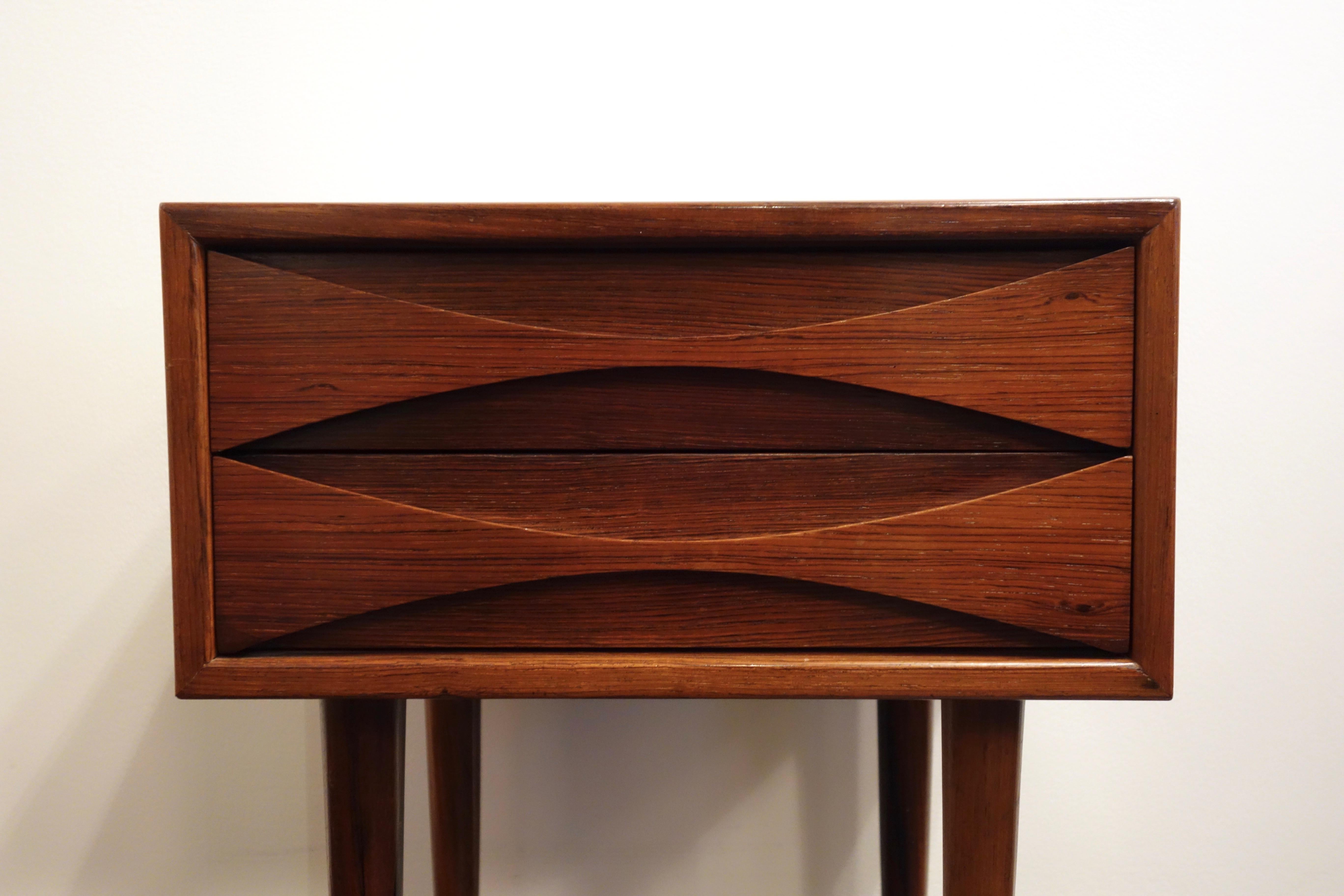 Bedside / nightstand by Arne Vodder for Sibast. Danish manufacture in 1960. In rosewood of Rio, two drawers end tapered round feet. Good condition: some traces of use.