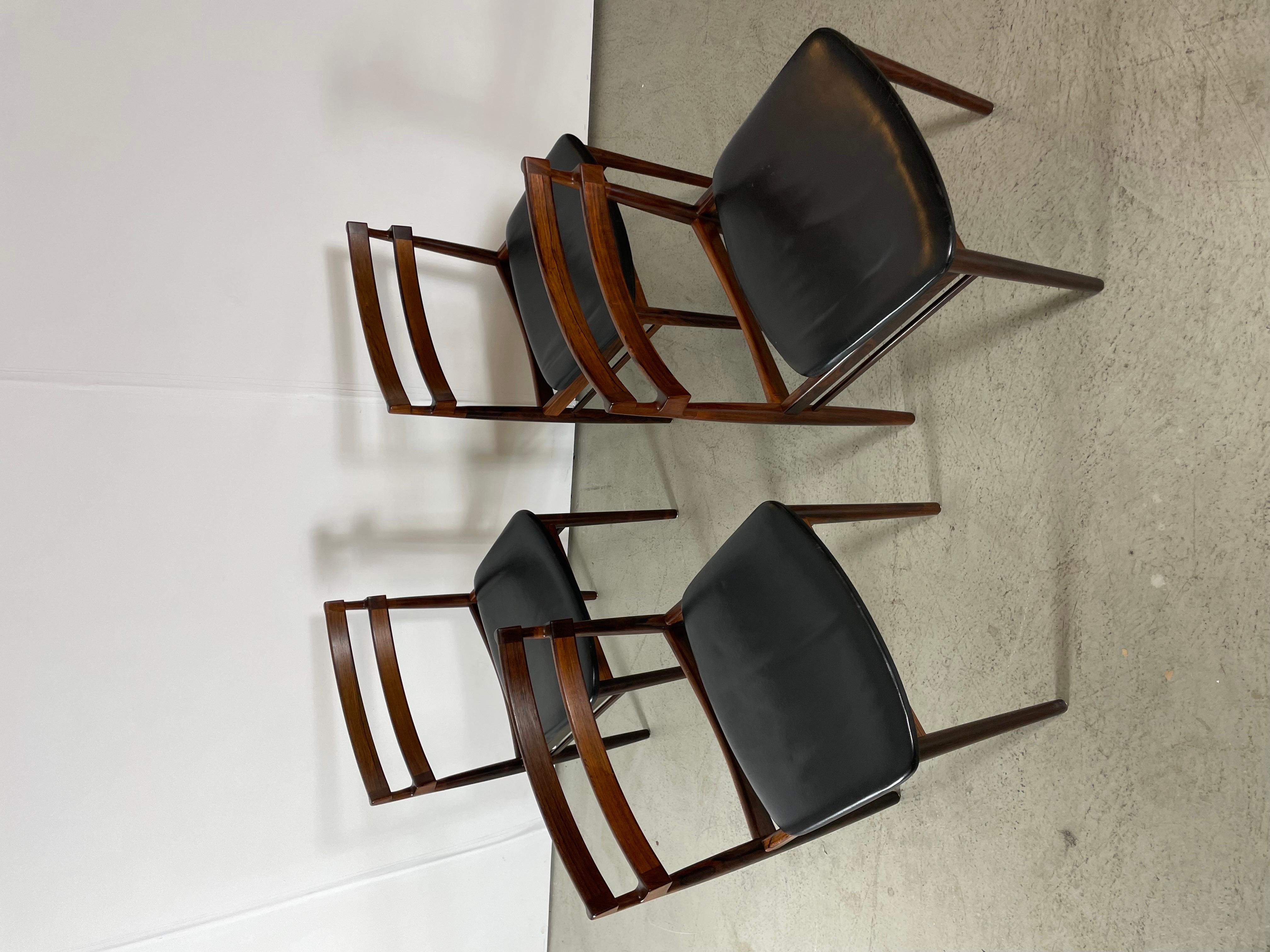 An absolutely rare and stunning set of 4x dining chairs in rio palisander, designed by Henry Rosengren. Made in Denmark by Brande Møbelindustri during the 1950s. They feature a solid wooden frame in rio palisander and the original upholstery in