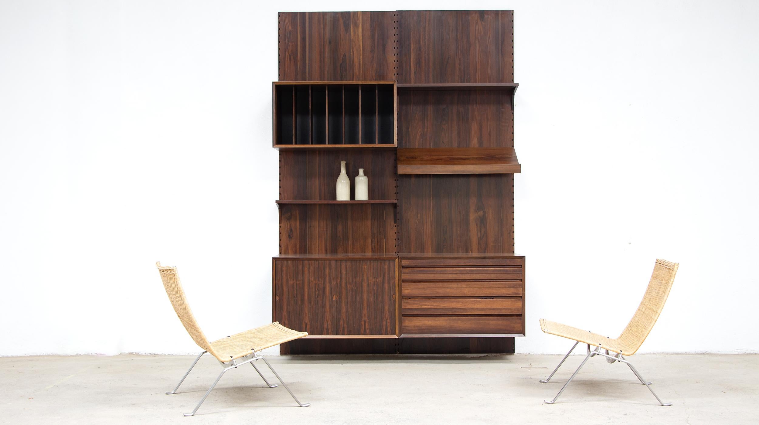 Poul Cadovius wall unit in Rio rosewood

Vintage Danish bookcase in Rio rosewood by Poul Cadovius for Cado on wall panels.

This is the benchmark for Scandinavian wall unit.

Stamped on the back of some modules and shelves: 