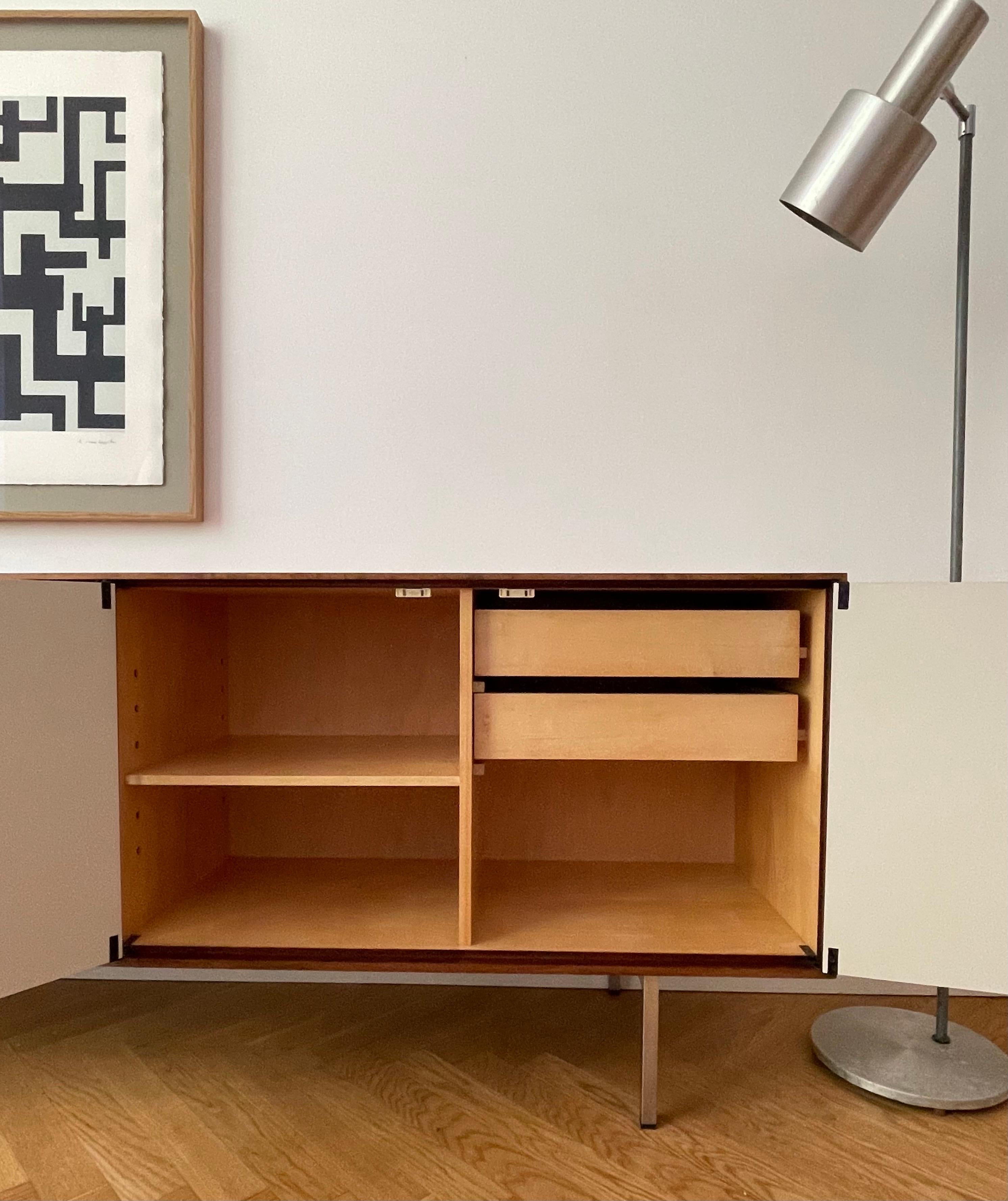 Ein klassisches Sideboard im modernistischen Design von Florence Knoll, Modell 116 für Knoll International - diese Version wurde 1946 von Knoll International in Stuttgart hergestellt.

Der Korpus ist aus Palisander gefertigt und innen mit hellem
