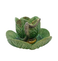 Tasse et soucoupe en forme de chou en majolique Palissy Ware avec anse en forme de serpent:: vers 1880