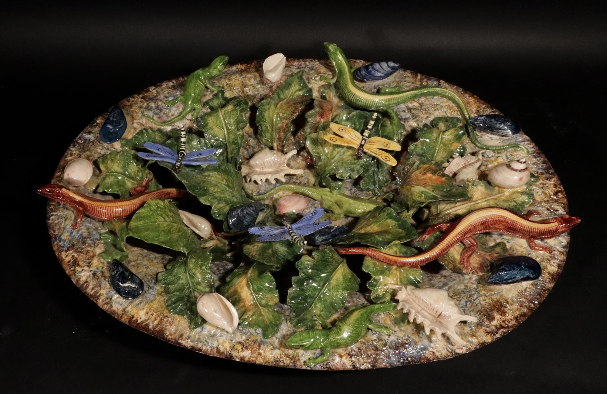 Caricatore in maiolica Palissy Ware Trompe L'Oeil di Christine Viennet, 
Datato 1961,
Francia.

Un sostanzioso caricatore revivalista in maiolica di Palissy con trompe l'oeil della stimata artista Christine Viennet, datato 1961. Questo imponente