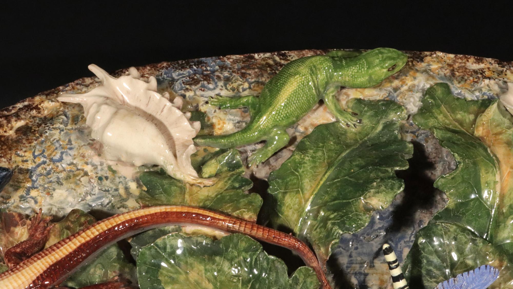 Metà XX secolo Caricatore Trompe L'Oeil in ceramica maiolica Palissy Ware di Christine Viennet in vendita