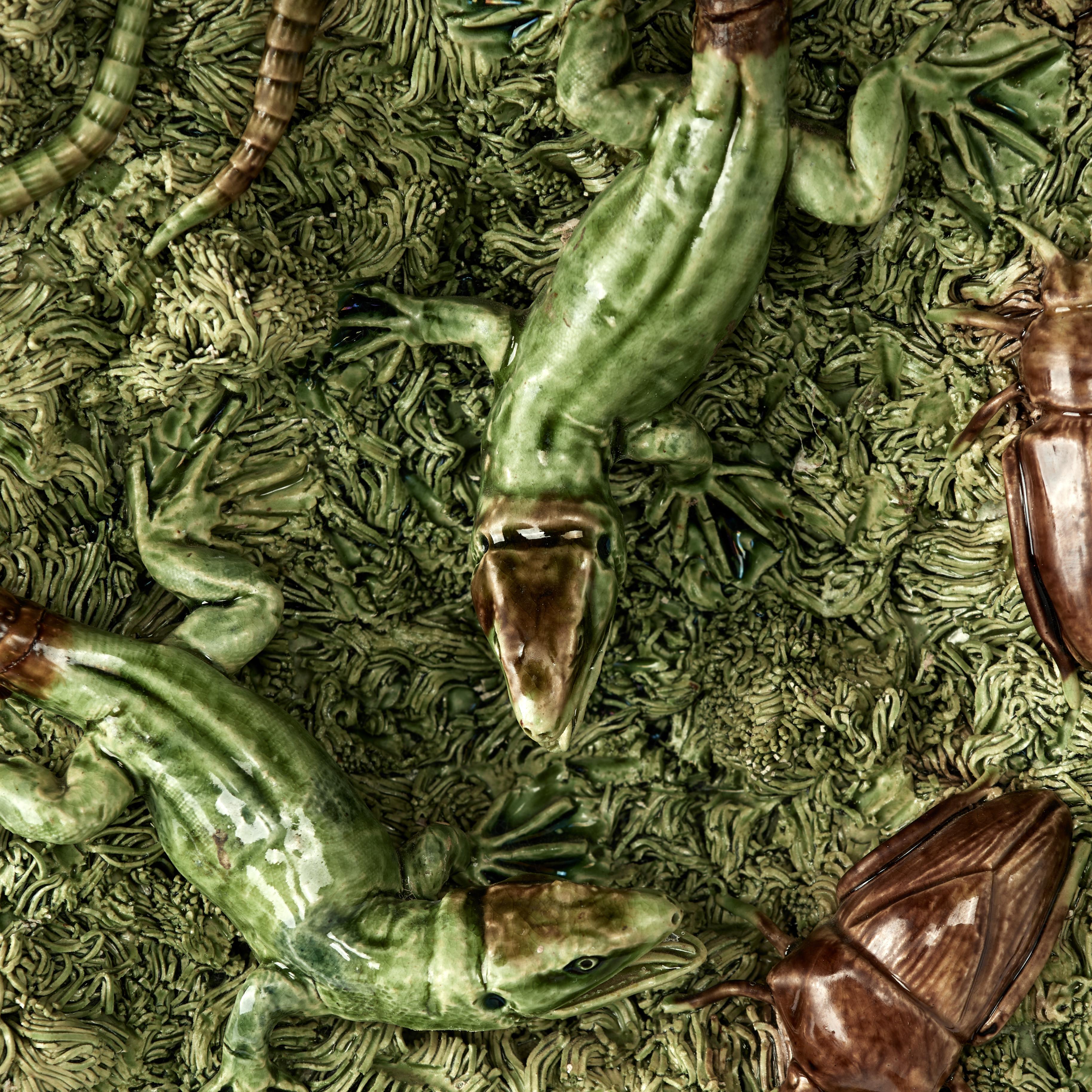 Fait main Poterie portugaise en majolique de Mafra de style Palissy Ware avec lézards et insectes en vente