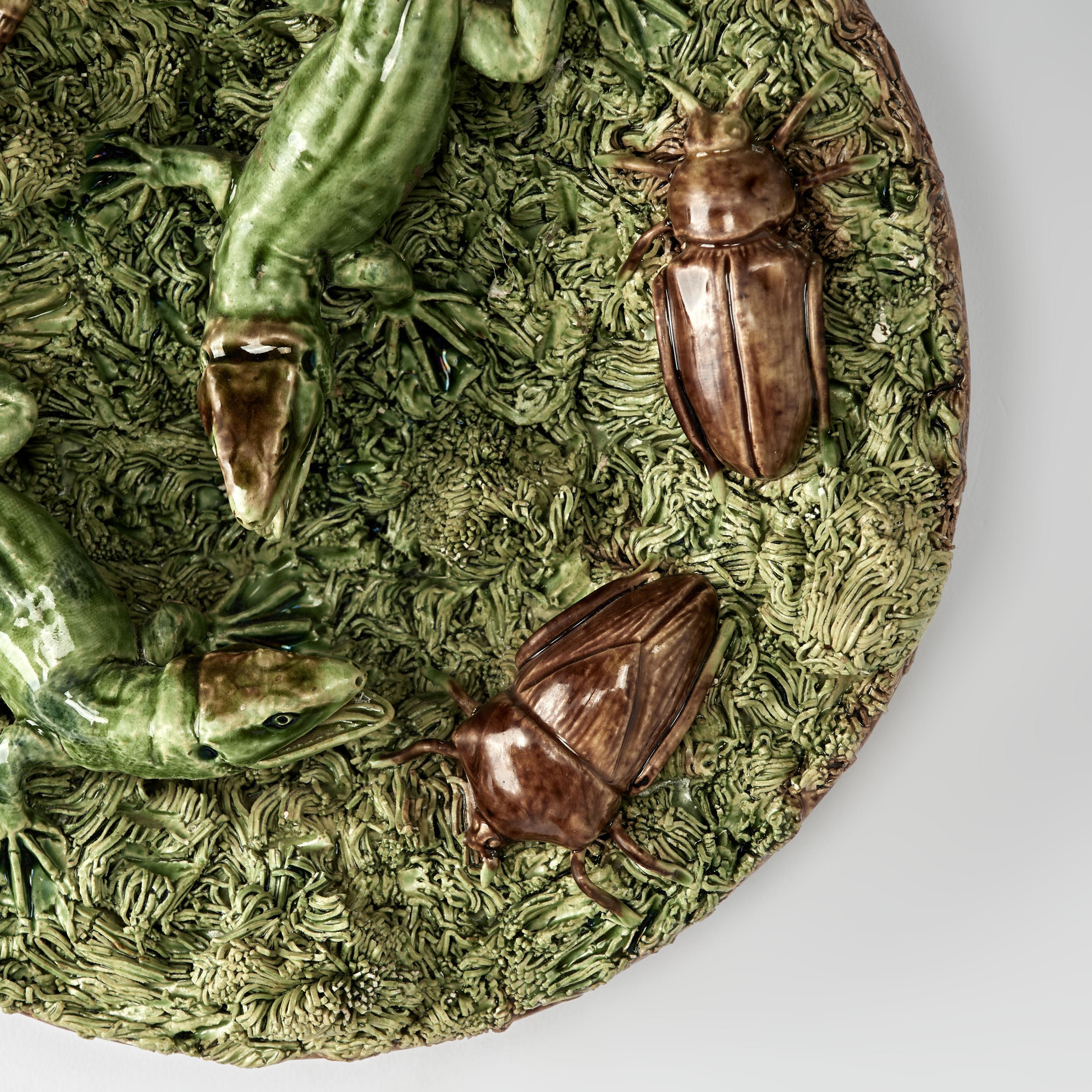 Poterie portugaise en majolique de Mafra de style Palissy Ware avec lézards et insectes Bon état - En vente à Palm Beach, FL