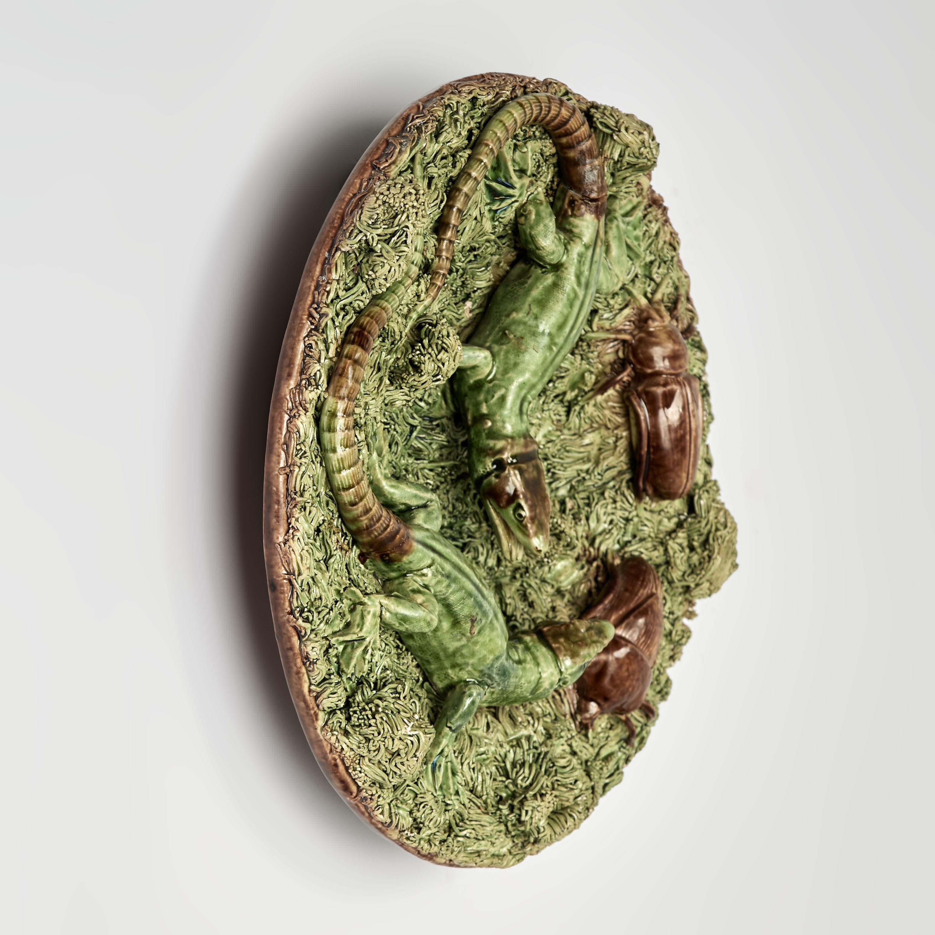 20ième siècle Poterie portugaise en majolique de Mafra de style Palissy Ware avec lézards et insectes en vente