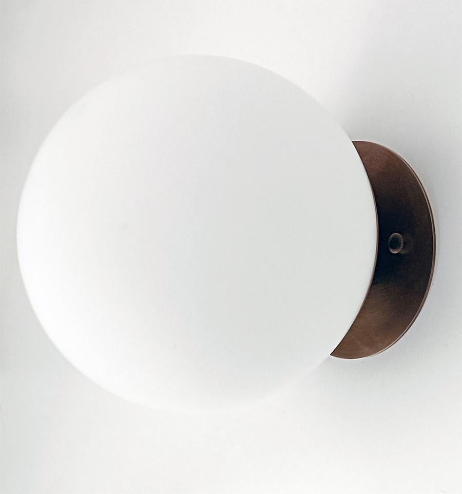 Palla - Aplique de pared de latón macizo y cristal opalino mate, pátina bronceada.

Diámetro: 20 cm
Profundidad: 22 cm

Lámparas: E26/E27 o GU9

Podemos hacerlo también como versión plug-in.


Aunque el plazo de entrega por defecto es de 2-3