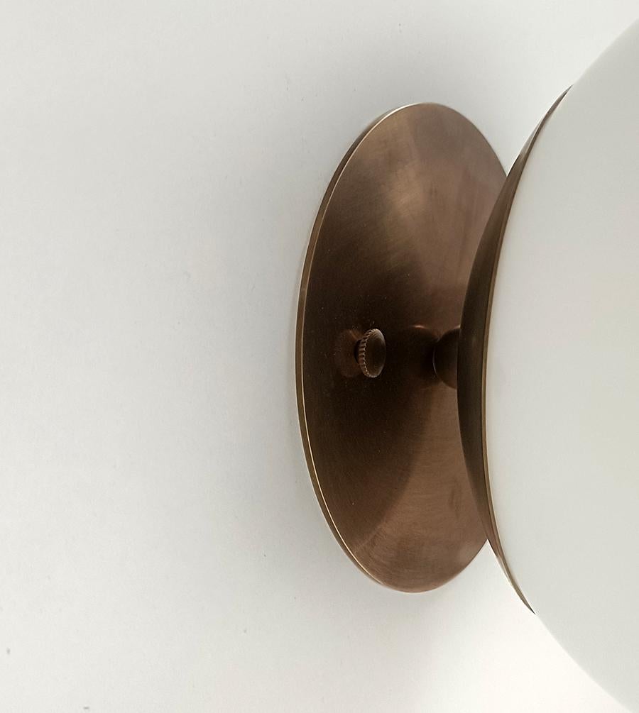 Palla - aplique de latón y cristal opalino de Candas Design Italiano en venta