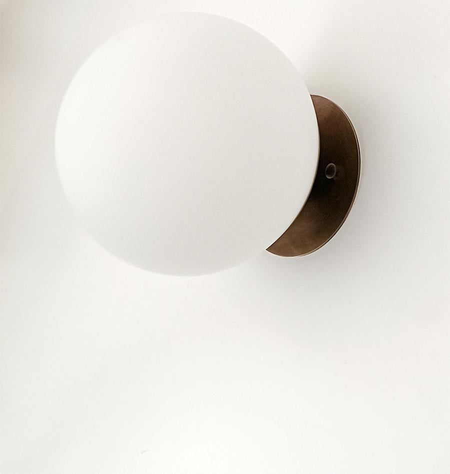 Palla - aplique de latón y cristal opalino de Candas Design en Nuevo estado para la venta en REDA, 22
