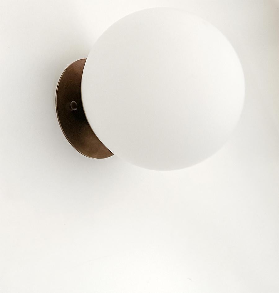 Palla - aplique de latón y cristal opalino de Candas Design Siglo XXI y contemporáneo en venta