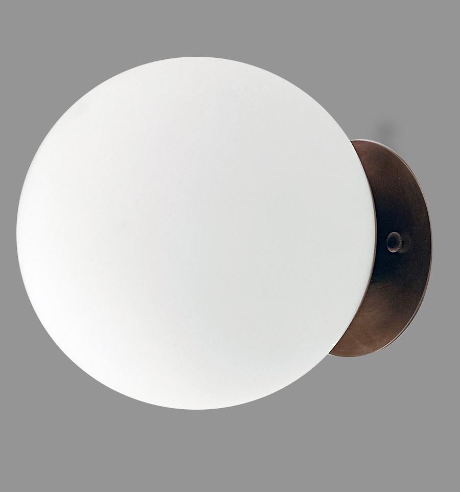 Palla - aplique de latón y cristal opalino de Candas Design Vidrio opalino en venta