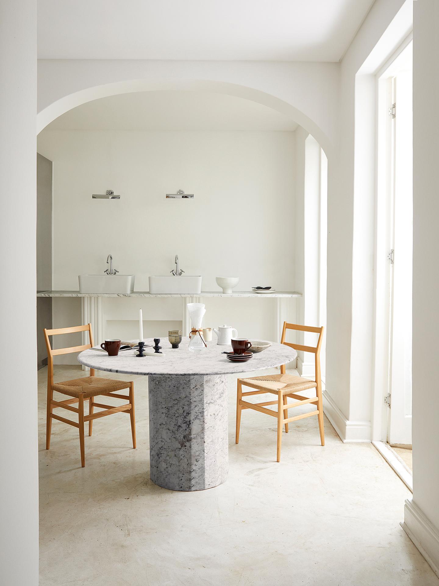 La table polyvalente Palladian illustre l'engagement de Kasteel à élever la simplicité. Sa polyvalence, sa silhouette épurée, ses proportions élégantes et sa texture saisissante lui permettent de s'adapter à un large éventail d'applications et de