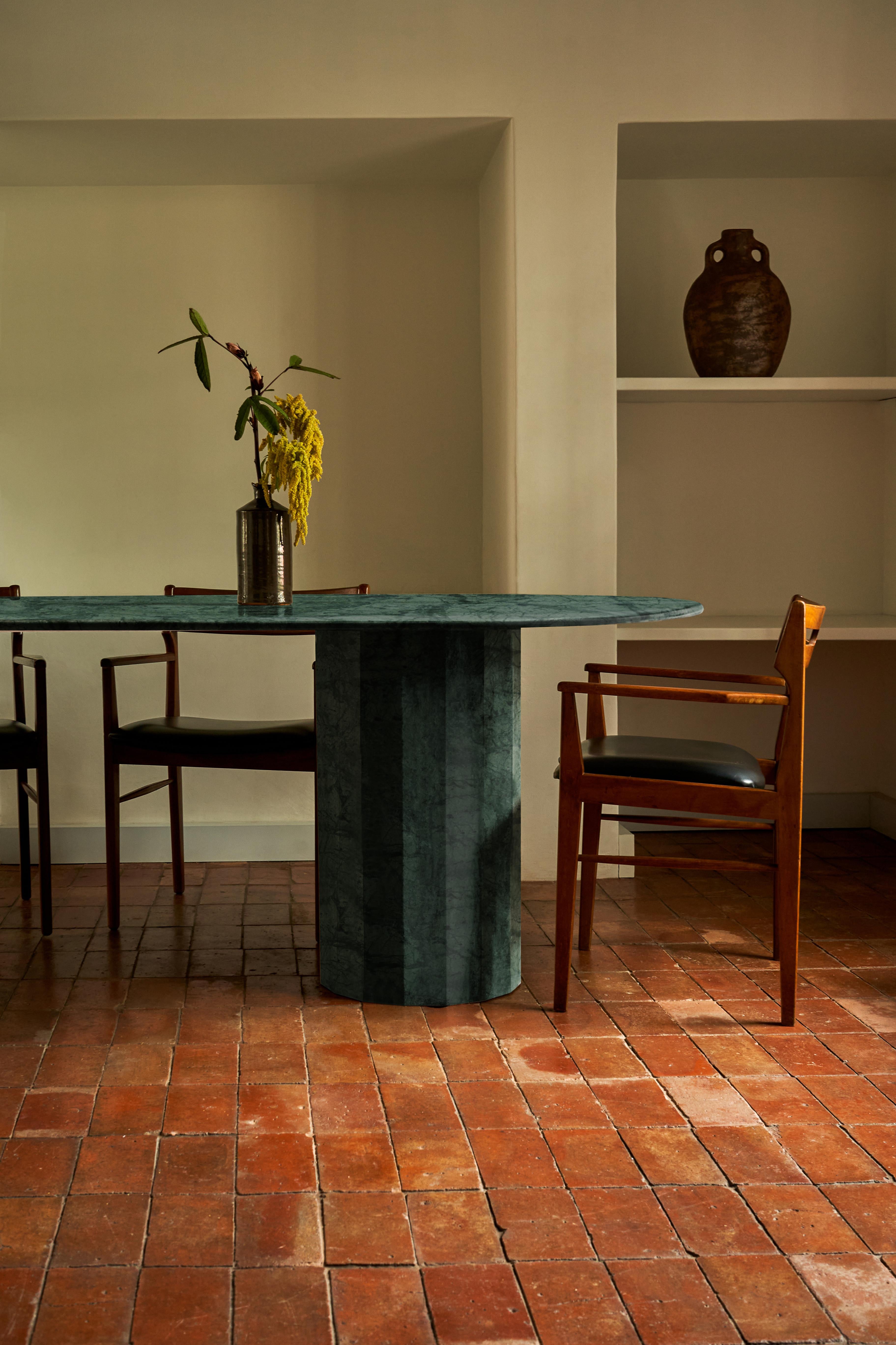 La table Palladian illustre l'engagement de Kasteel à élever la simplicité. Sa polyvalence, sa silhouette épurée, ses proportions élégantes et sa texture saisissante lui permettent de s'adapter à un large éventail d'applications et de contextes.