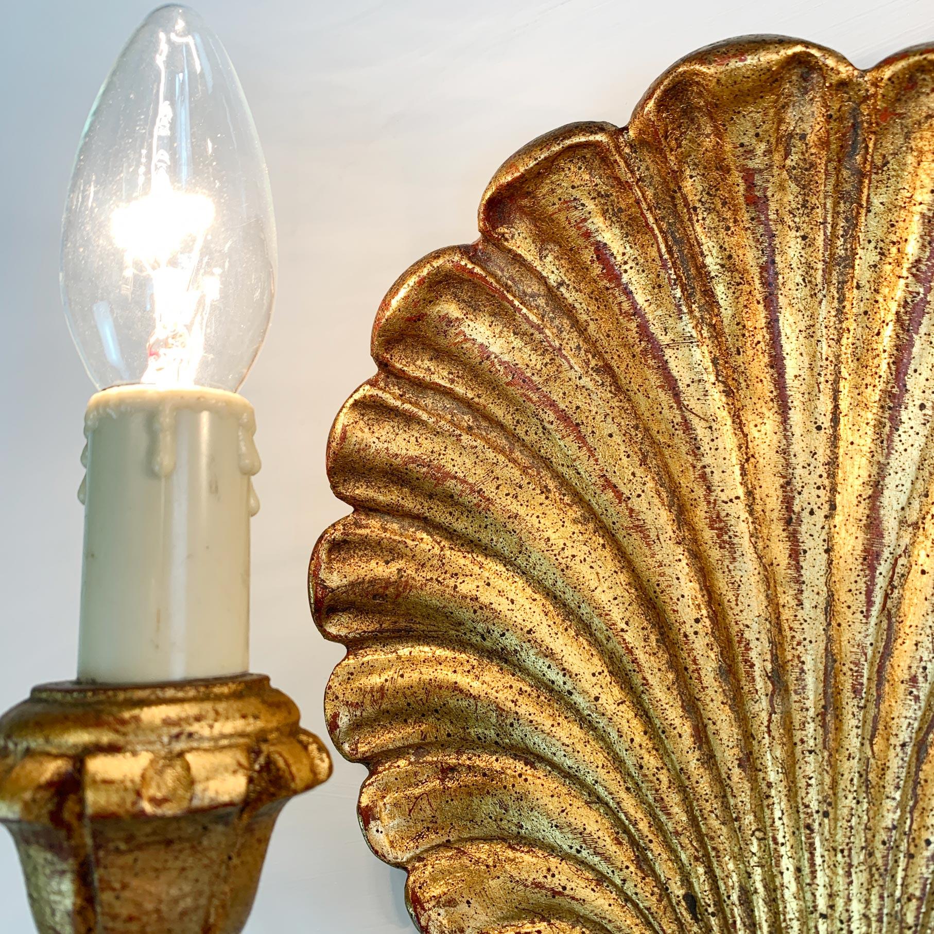 Palladio Italian shell wall lights, Italian, 1960's.
A single gilt wood clam shell wall sconce.

Metal arms with decorative metal acanthus leaf shaped details.

Decorative cups, each holding a single lamp holder, e14 bulbs.

Measures: 25cm