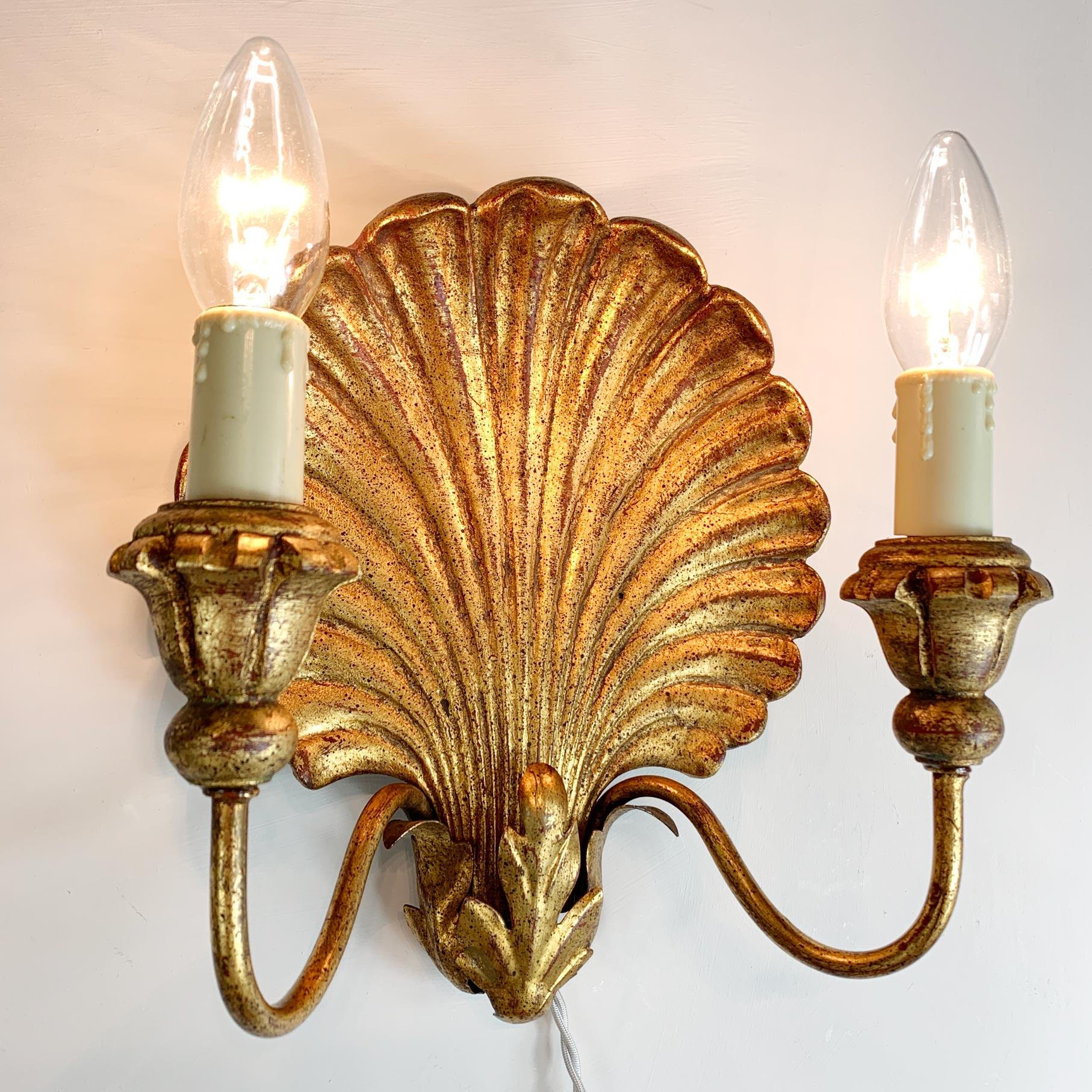 Palladio Italian Gilt Wooden Shell Wall Light, 1960s In Distressed Condition In Hastings, GB