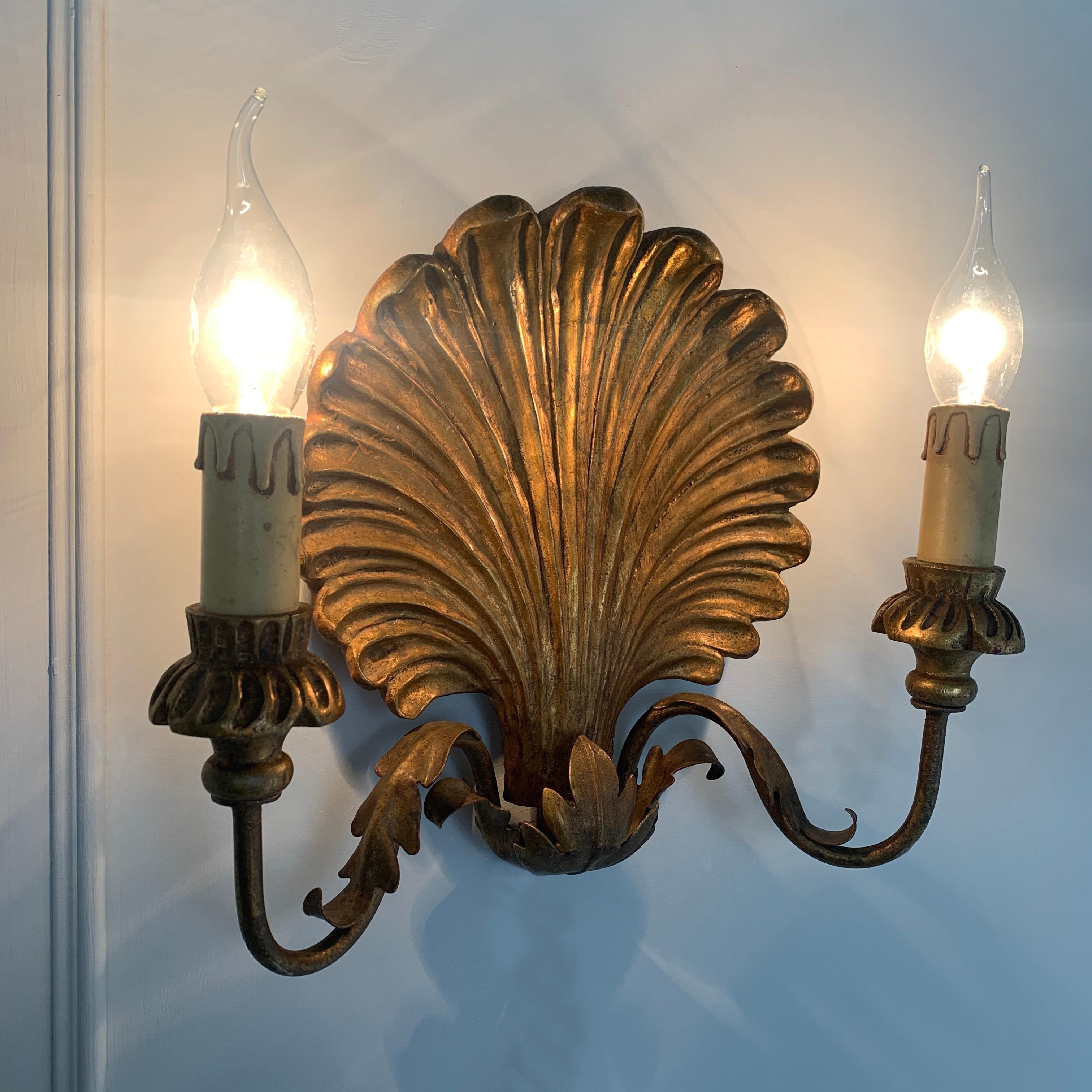 Palladio Italian Gilt Wooden Shell Wall Lights, 1950s In Good Condition In Hastings, GB