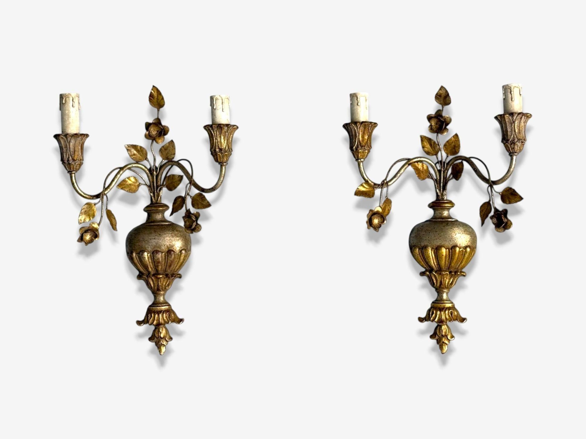 Palladio, neoclásico italiano, madera dorada, pan de plata, apliques o lámparas de pared, Italia, 1974

Pareja de apliques de plata y pan de oro diseñados y fabricados por Palladio en Italia, 1974. Cada ejemplar tiene un maravilloso motivo floral,