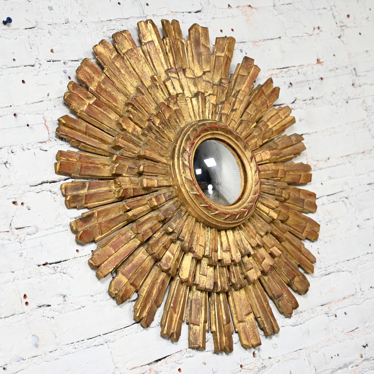 Palladio Italian Renaissance Gilded Sunburst Convex Mirror Wall Hanging  In Good Condition For Sale In Topeka, KS