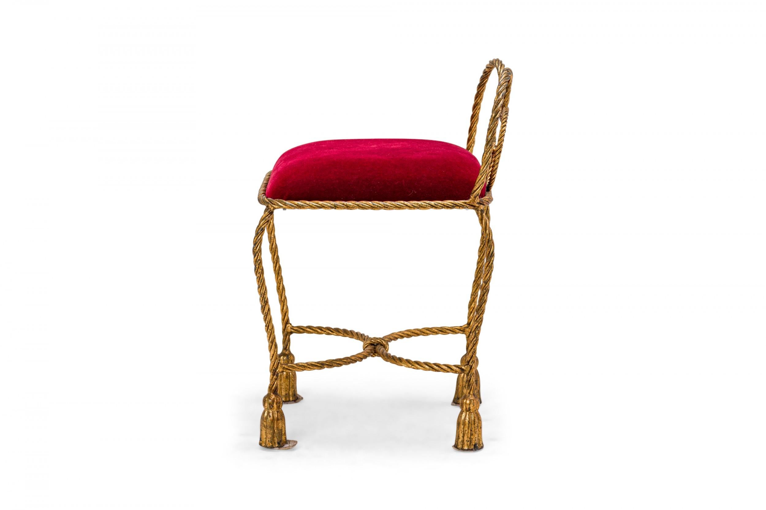 Mid-Century moderno Palladio Panca per vanità in ferro dorato e tappezzeria rossa con corda e nappe in vendita