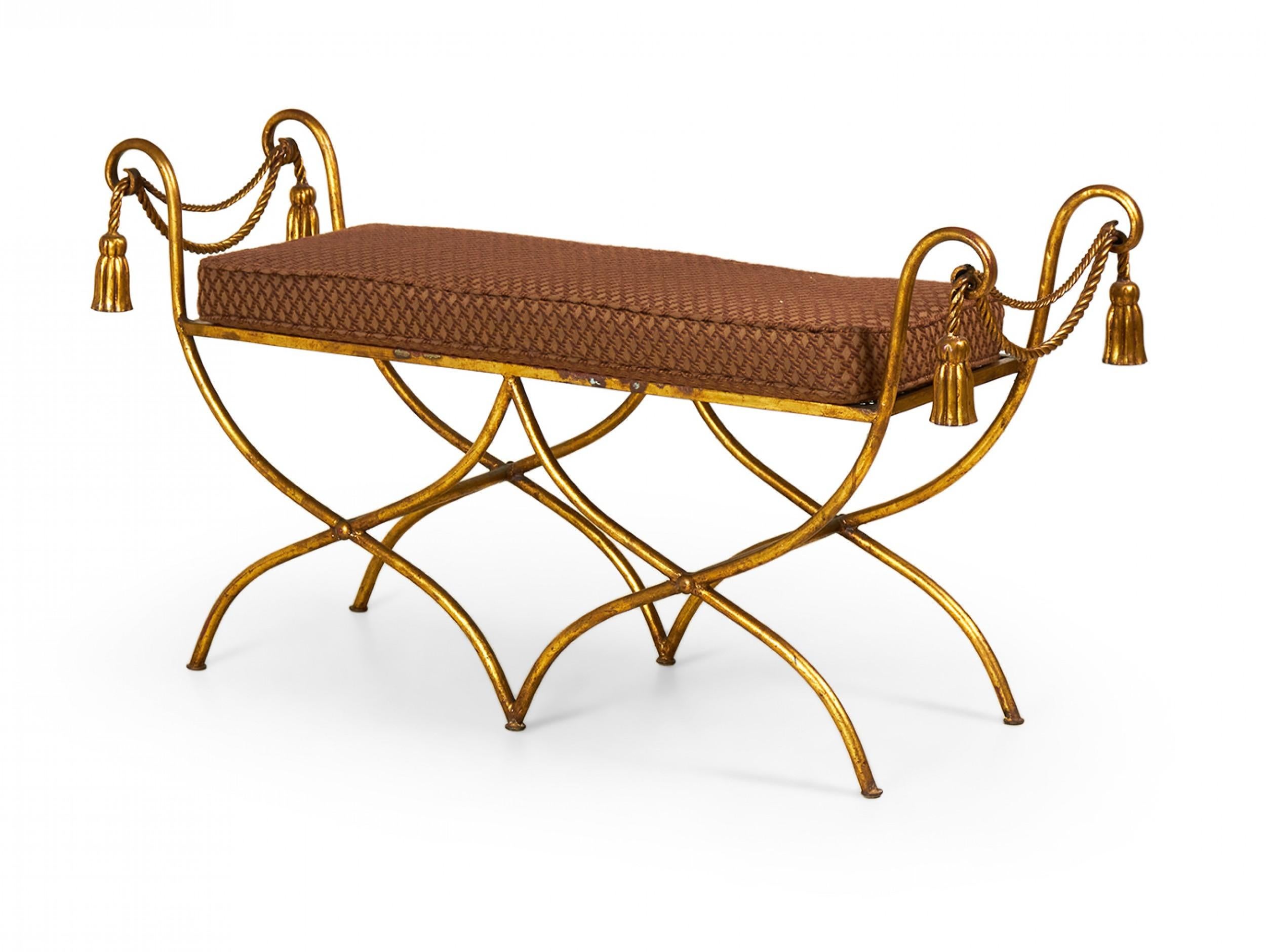 20ième siècle Palladio Italy Baroque Style Rope and Tassel Gilt Iron Window Bench (Banc de fenêtre en fer doré) en vente
