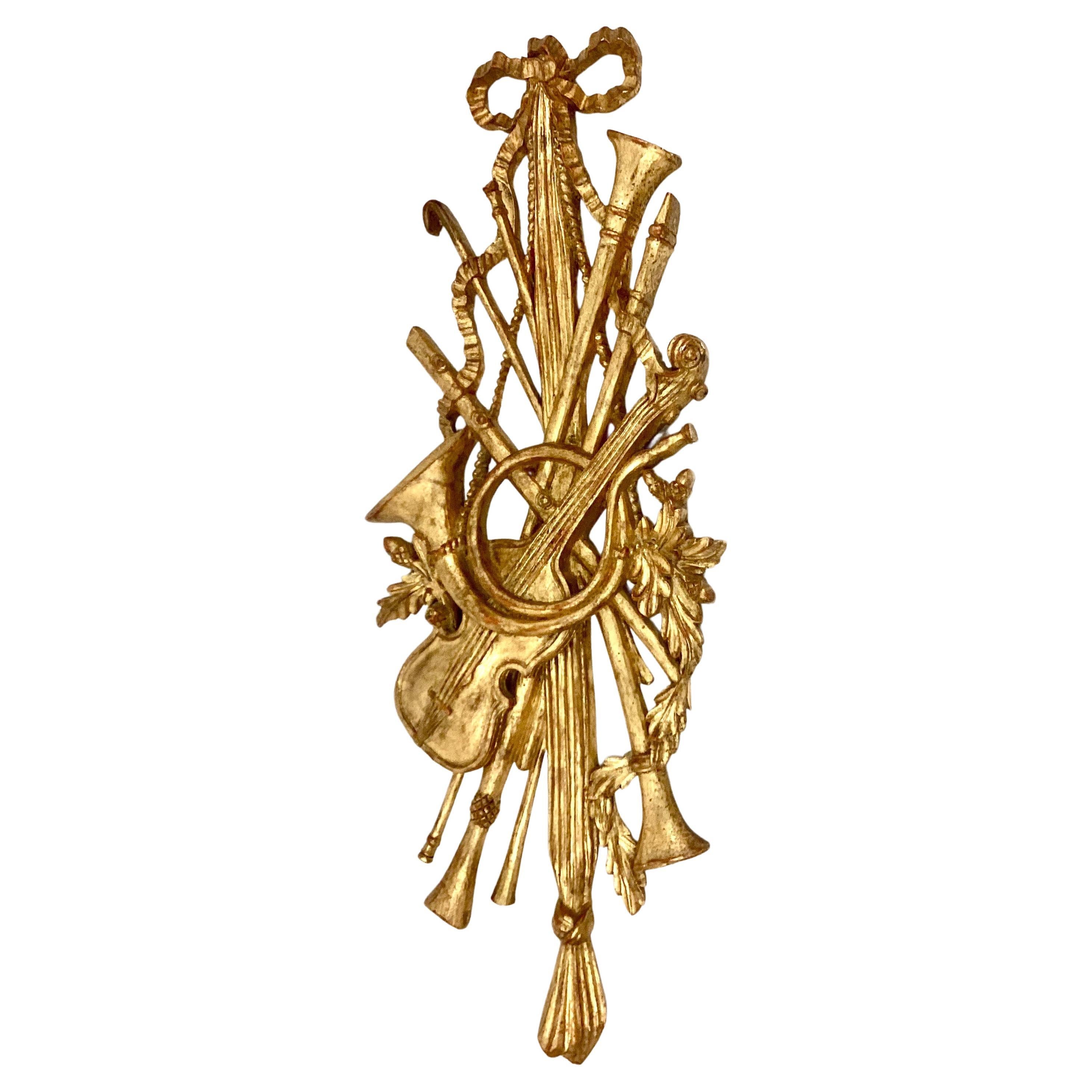 Palladio Louis XV. Instrumental-Wandbehang aus vergoldetem Holz im Angebot