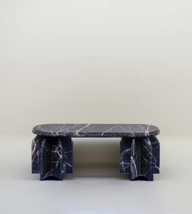 Palladio Bench ist viel mehr als ein einfaches Möbelstück; es ist eine Hommage an die Grandeur der palladianischen neoklassizistischen Architektur. Dieser mit handwerklicher Sorgfalt und hochwertigen Materialien gefertigte Tisch mit fünf