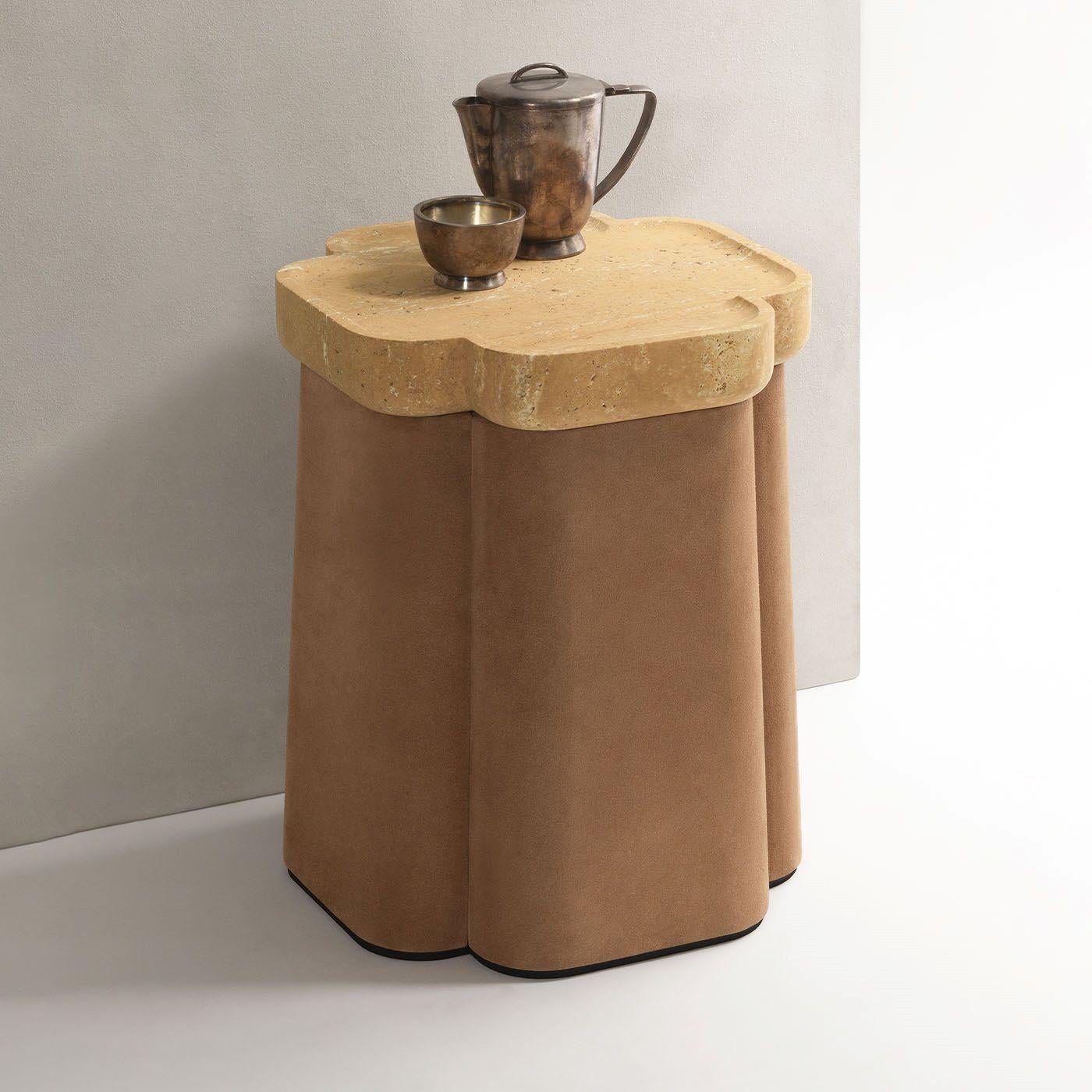 Palladio is a line of side tables that plays with shapes and materials. Minimal bases clad in the finest Italian leather on which essential, clean forms made of travertine (available in a selection of five nuances) with exquisite details lay: with