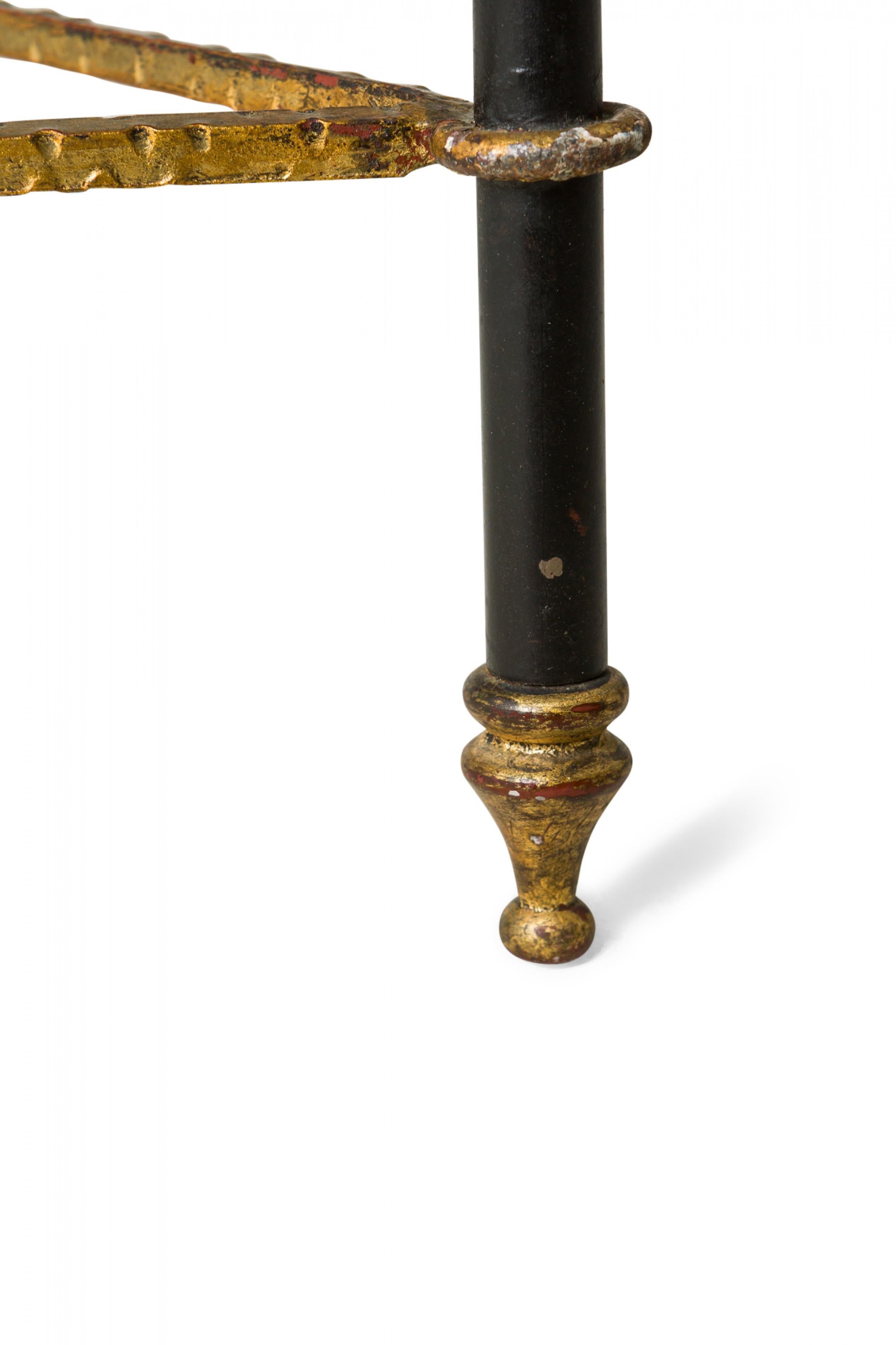 Runder Palladio-Beistelltisch aus weißem Marmor und schwarzem und vergoldetem Eisen (20. Jahrhundert) im Angebot