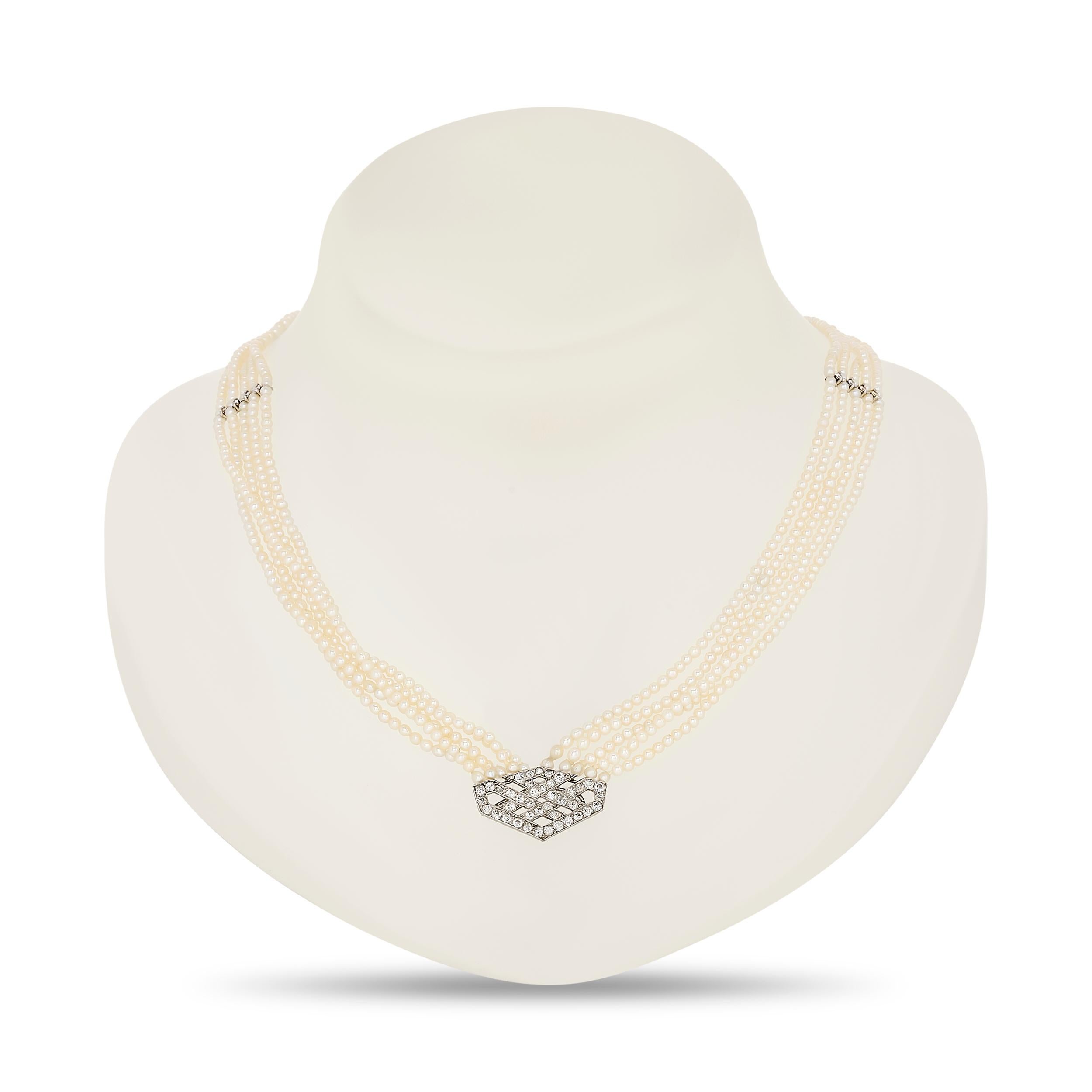 Questa elegante collana presenta fili multipli di perle, che culminano in un'impressionante chiusura con diamanti incastonati e in una placca di diamanti altrettanto decorata sul davanti.

Ci sono 1010 perle - 198 di esse sono state testate e sono