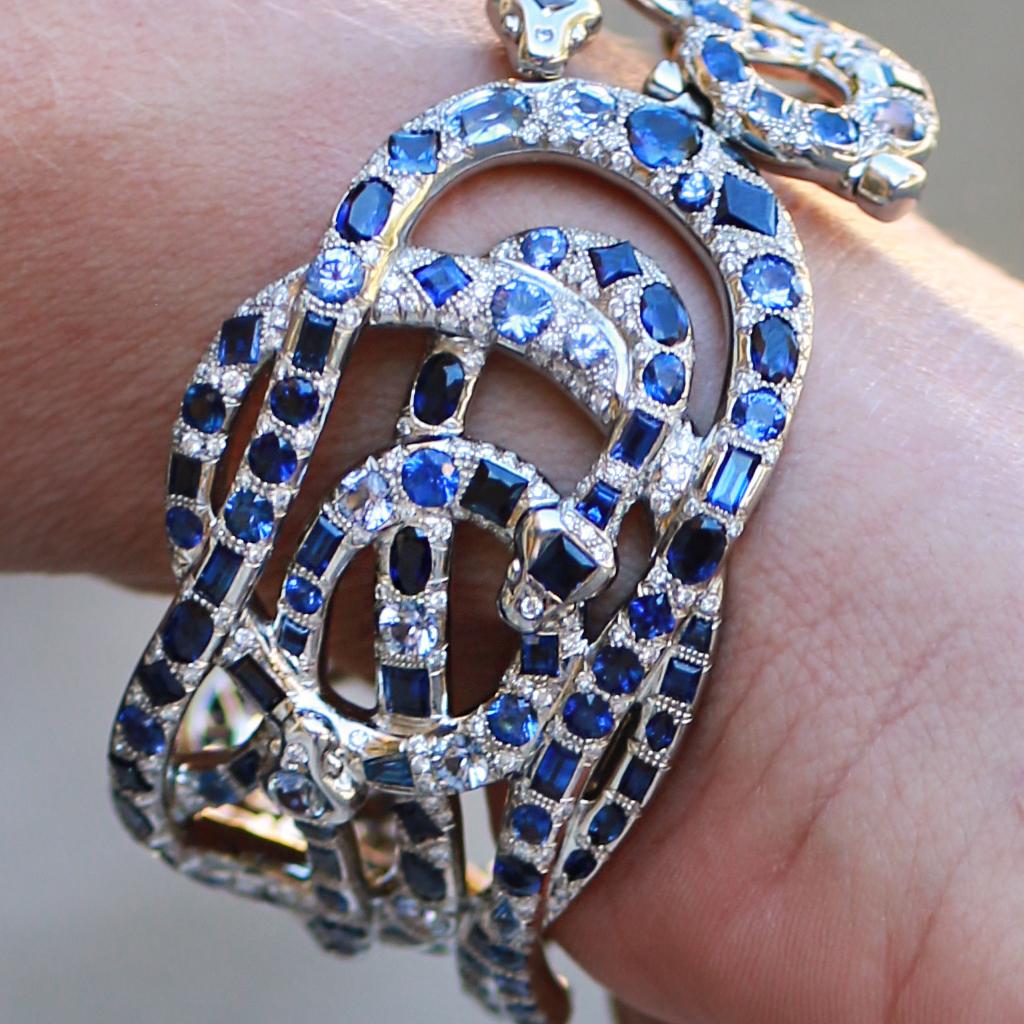 Bracelet fabriqué à la main en palladium et or jaune avec saphirs bleus et diamants blancs 

Pavage : Saphirs bleus 29,38ct. ; Diamants blancs 2,65ct.
Matériau : Palladium 950 ; or jaune 750