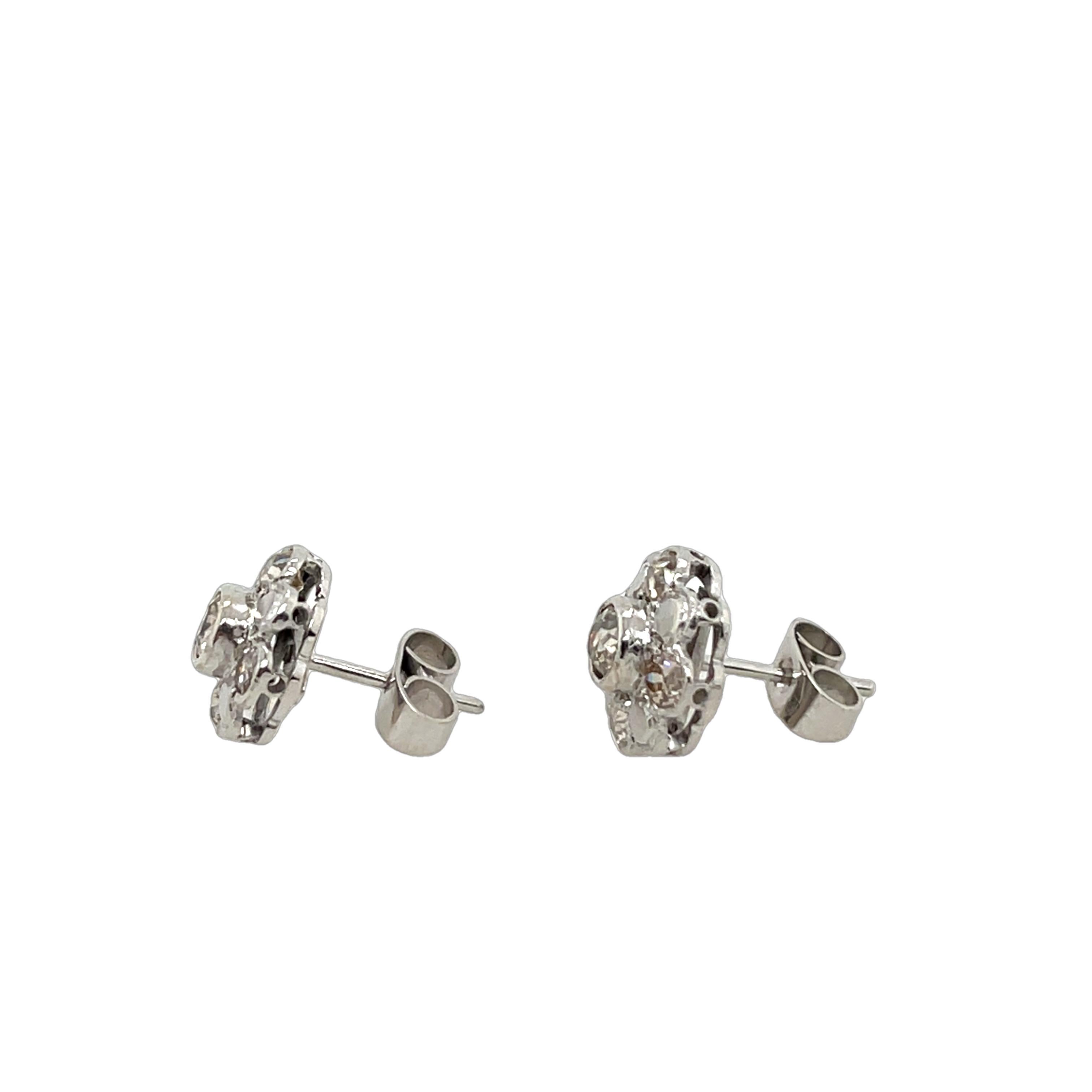 Eleganti e senza tempo, questi orecchini a grappolo con diamanti sono realizzati in palladio e presentano 0,80ct di diamanti naturali per uno scintillio radioso. Una scelta perfetta per aggiungere raffinatezza a qualsiasi occasione.

Peso totale dei