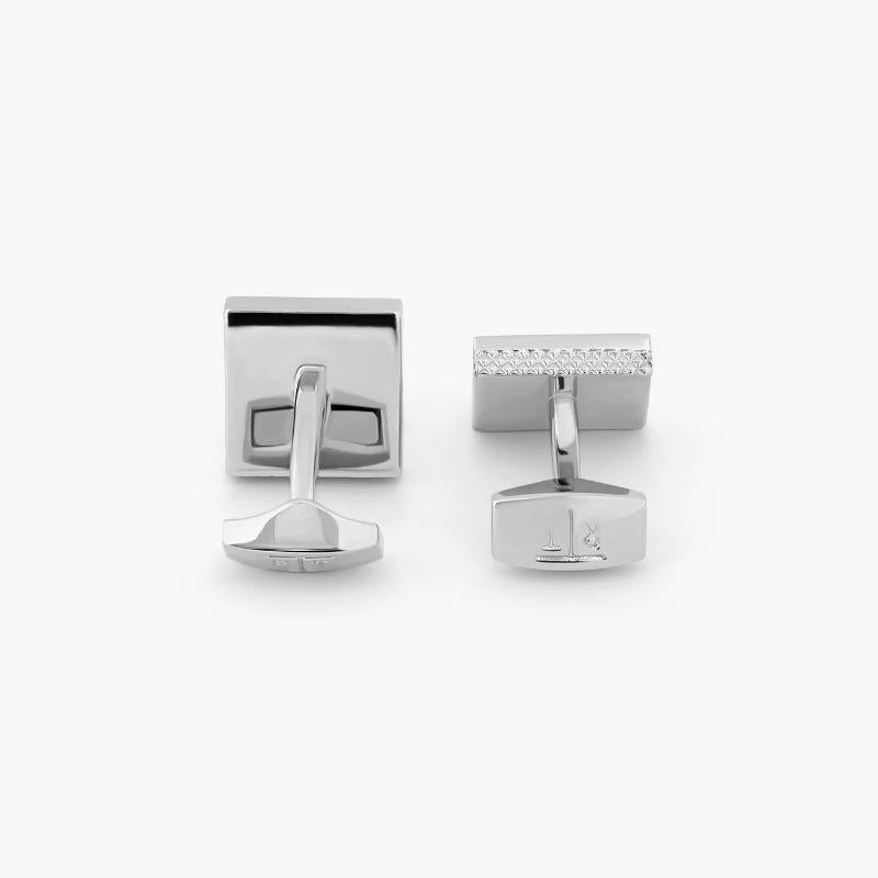 Gemelos geométricos chapados en paladio con esmalte rojo en Nuevo estado para la venta en Fulham business exchange, London
