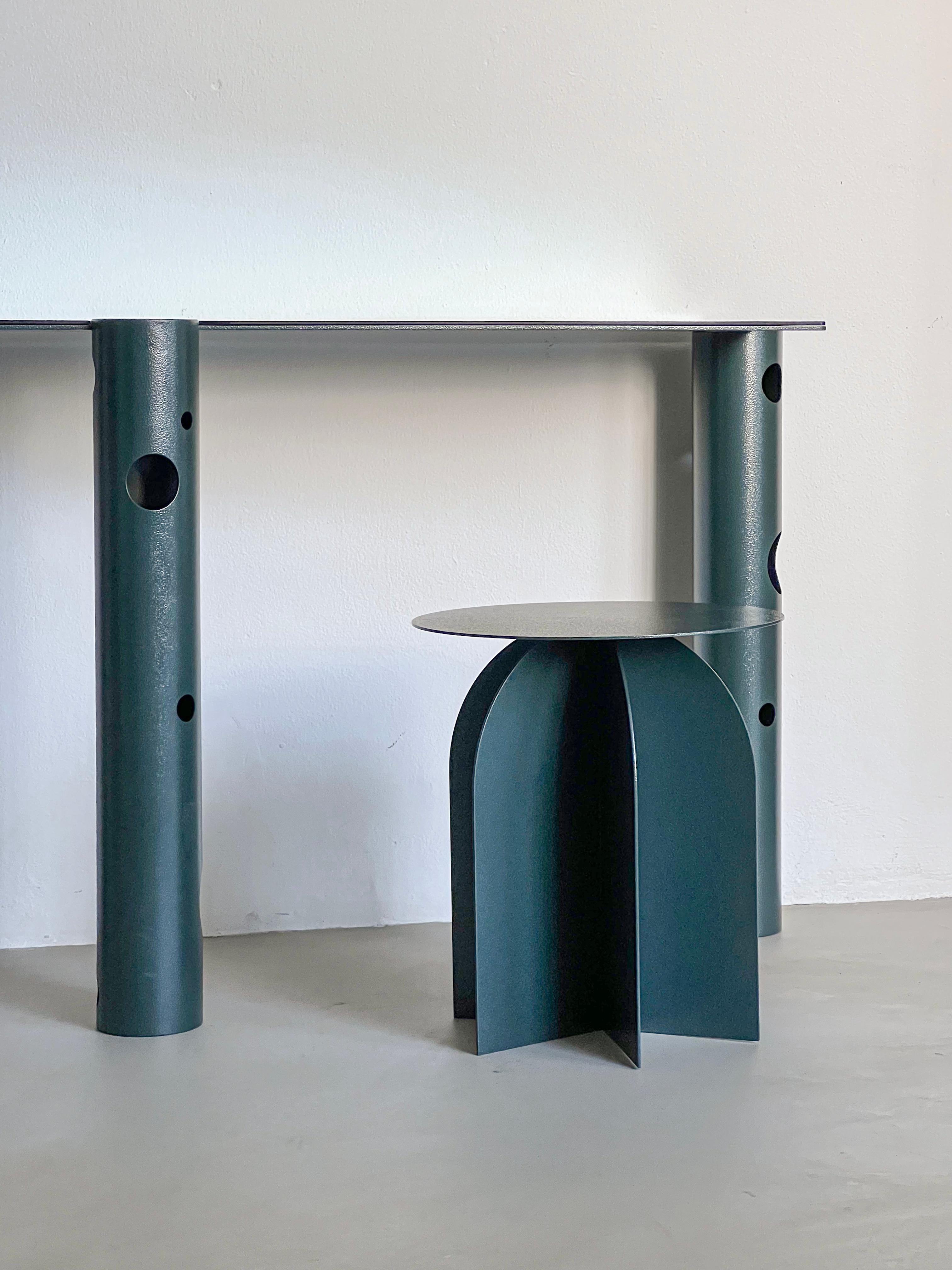 Grüner Beistelltisch , Contemporary design , Skulpturaler Beistelltisch  , Minimalistisch (Stahl) im Angebot