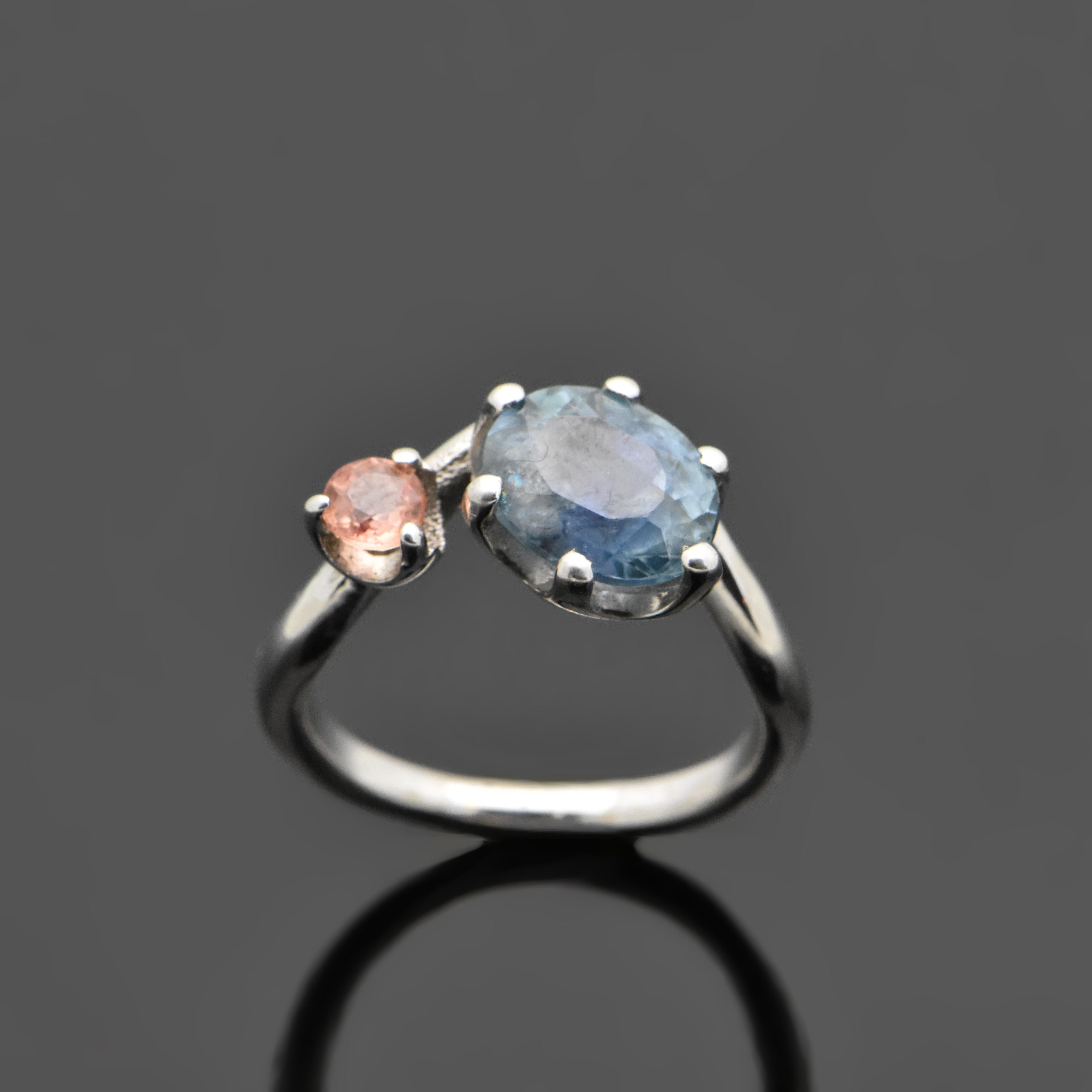 This palladium sapphire ring features a duo of one blue sapphire estimated weight of 1.30 ct. and one umber sapphire estimated weight is 0.23 ct. Estimated weight in Palladium is 2.5 gr. 

We will size it for you.

