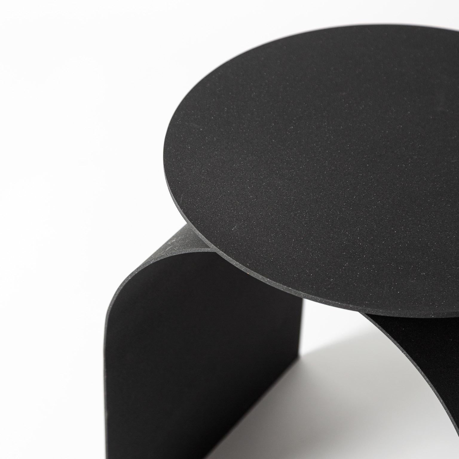 The architectural essentiality of the stools derives from the neoclassic attitude of Palladio.
A sheet of metal thin as air draws the shape of this timeless product. A disc projecting shadows on an arch is the essential gesture behind this timeless