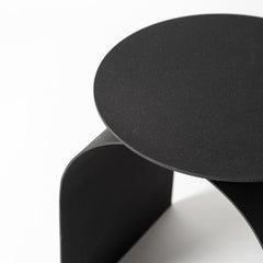 Contemporary Spinzi Palladium metal side table in Hammered Black with round top