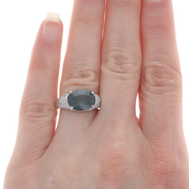 Taglia: 4 1/2

Epoca: Vintage

Contenuto metallico: Palladio

Informazioni su A. Stone

Spinello naturale
Carati: 3.44ct
Taglio: Ovale
Colore: Blu Steely

Diamanti naturali
Carati: .24ctw
Taglio: Singolo
Colore: H. H. - I.
Chiarezza: VS1 -