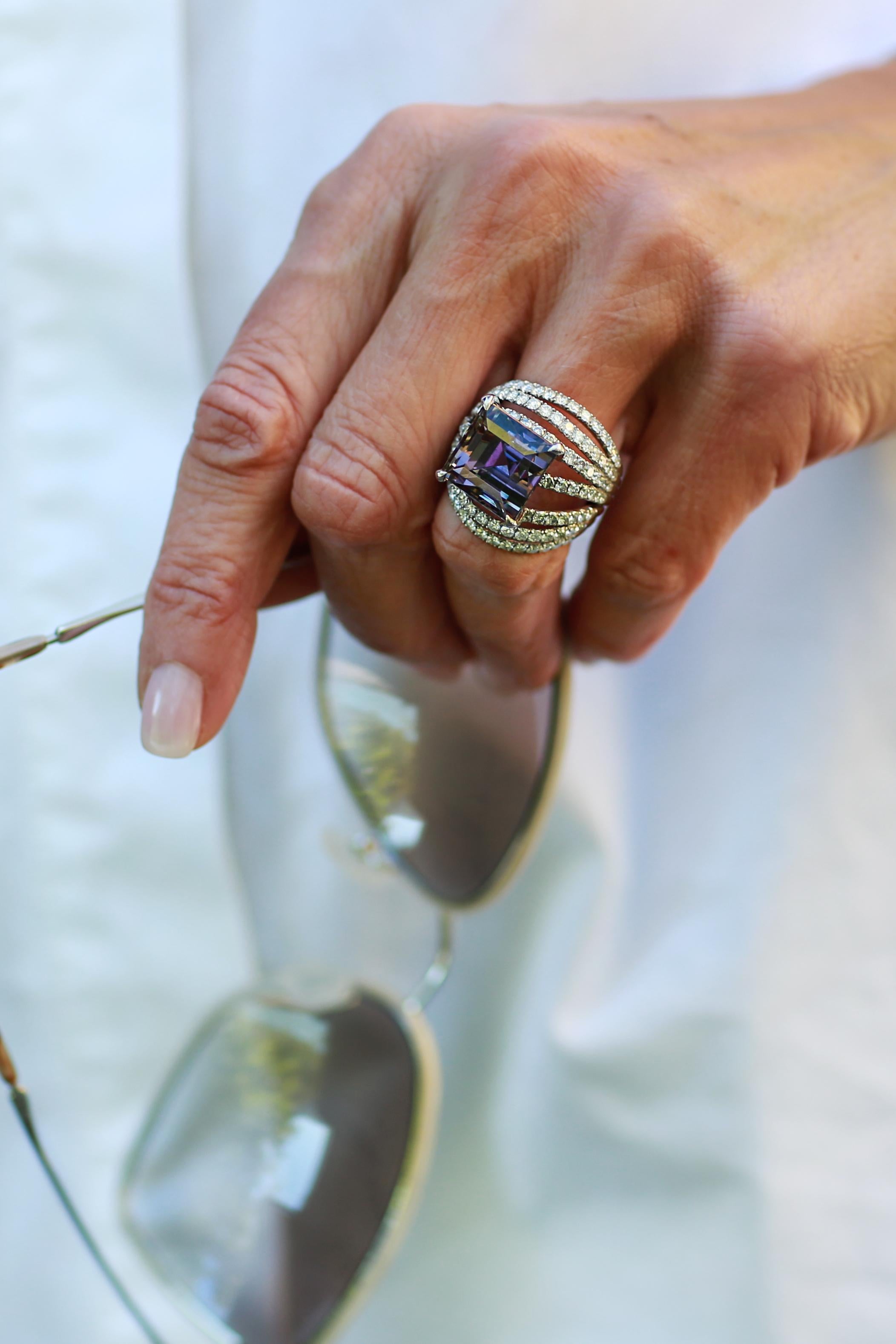 Dieser wunderschöne Ring ist handgefertigt aus Palladium mit weißen Diamanten und einem lila Tansanit.  mit rosa Saphiren

Edelstein: Violetter Tansanit 15,84ct.                                               
Pflasterung: Weiße Diamanten 2,16ct.