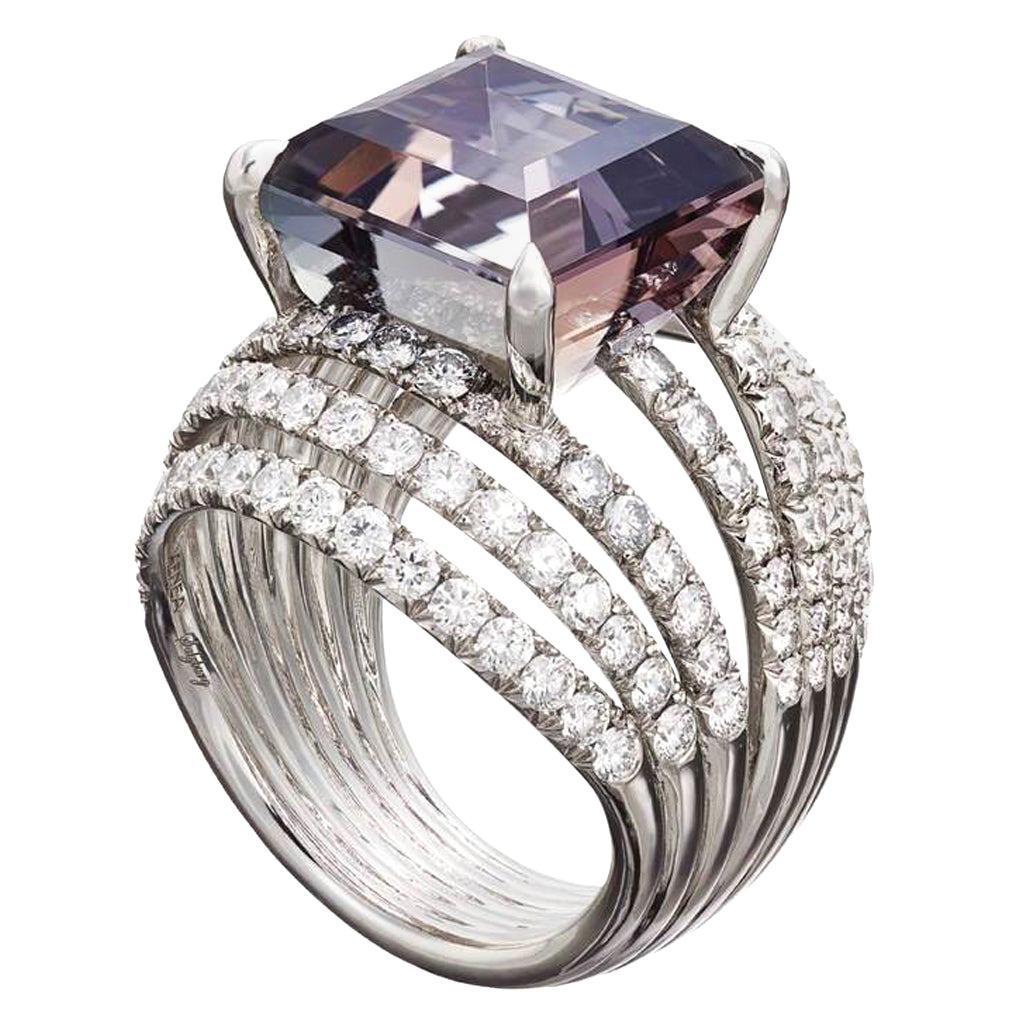 Ring aus Palladium mit weißen Diamanten und lila Tansanit