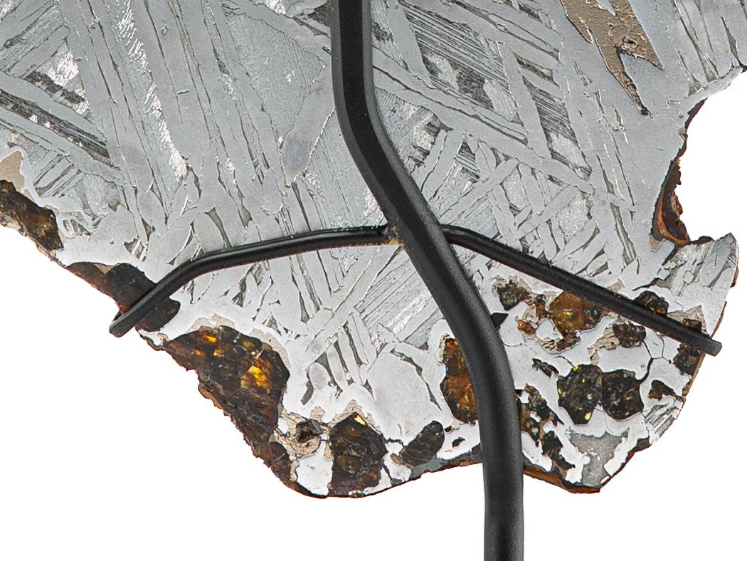 XVIIIe siècle et antérieur Pallasite Meteorite sur base en métal faite sur mesure en vente