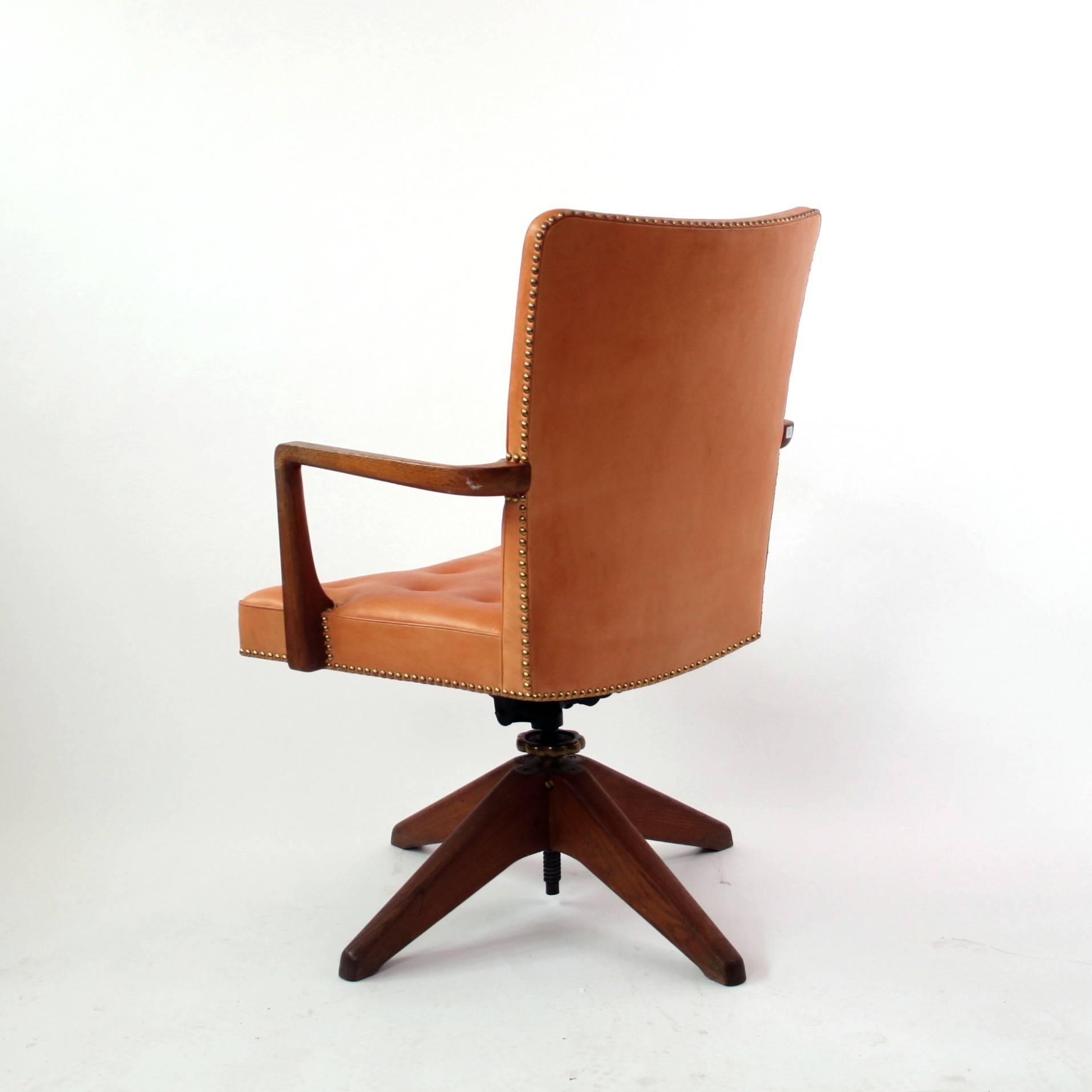 Scandinavian Modern Palle Suenson, Rare Executive Desk Chair in Walnut, Brass and Leather, 1940s