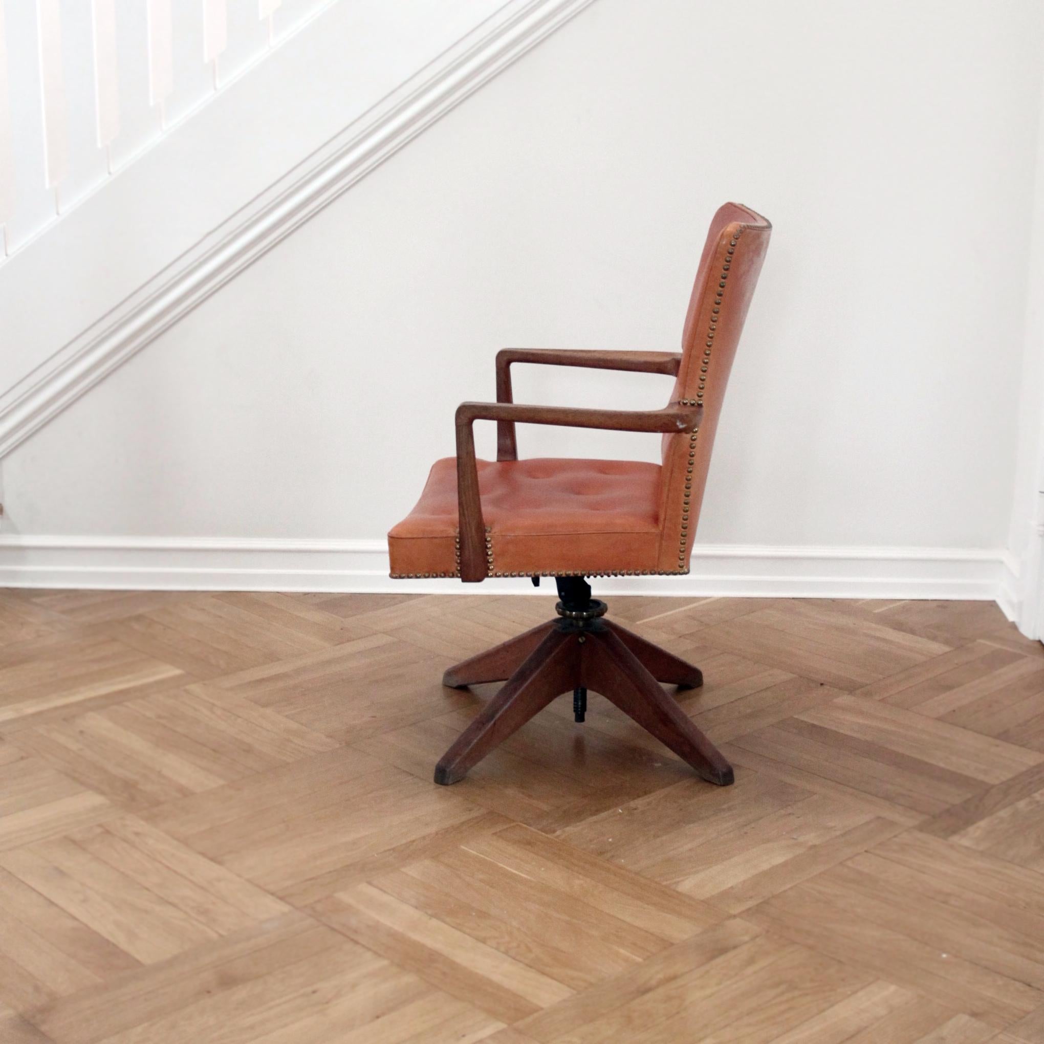 Scandinavian Modern Rare Executive Desk Chair in Walnut, Brass and Leather, Palle Suenson, 1940s For Sale