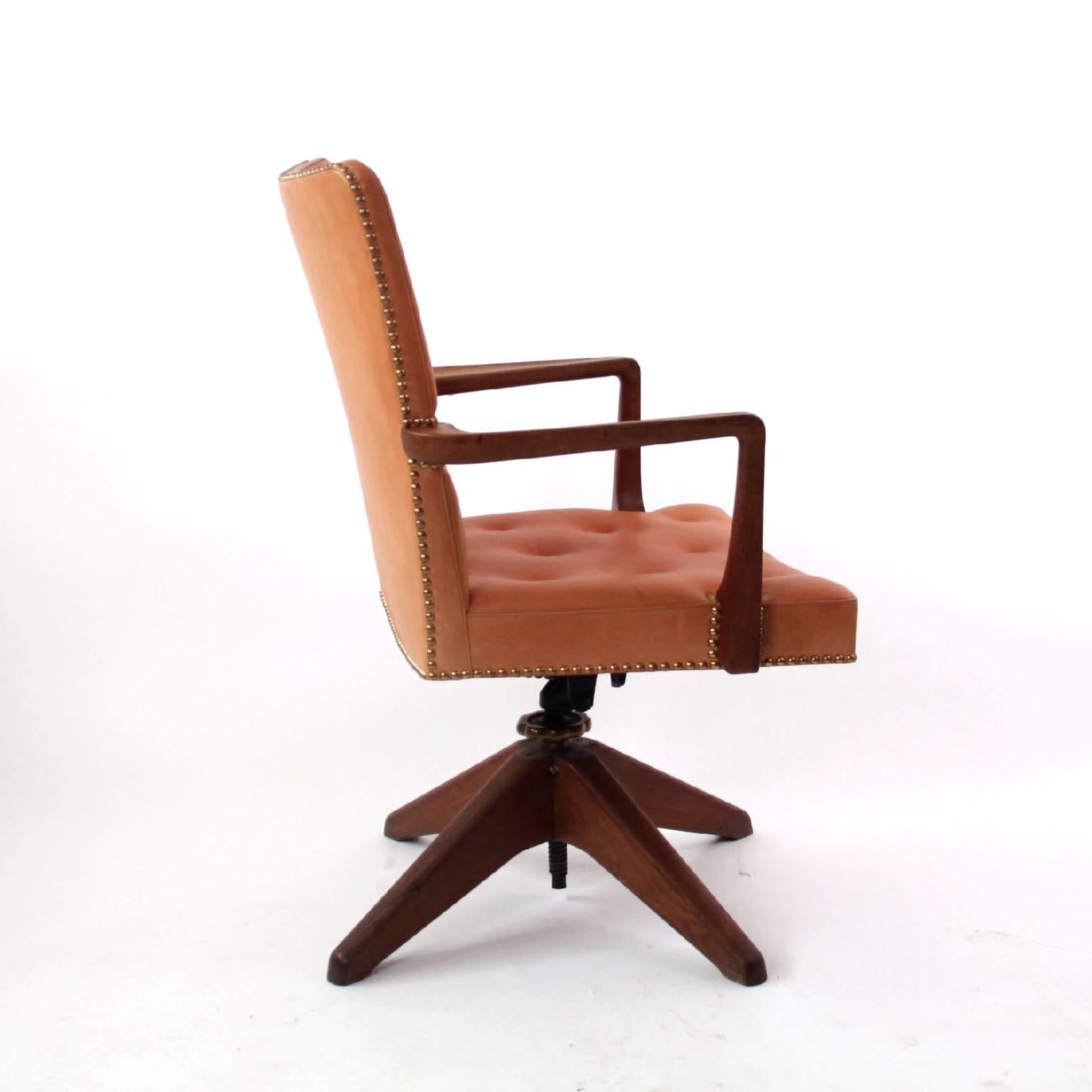 Danish Palle Suenson, Rare Executive Desk Chair in Walnut, Brass and Leather, 1940s